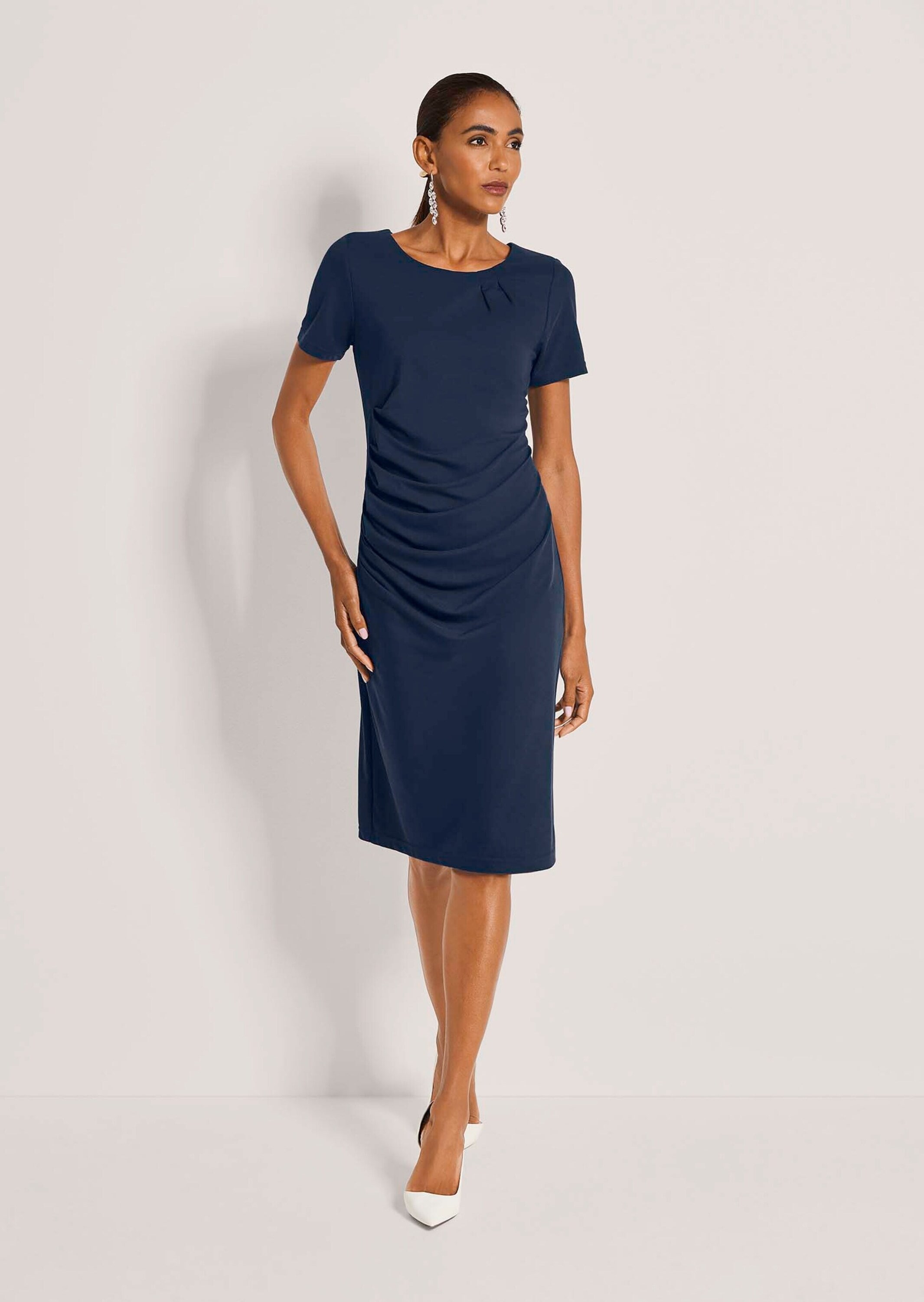 MADELEINE Sommerkleid »Etuikleid Viskosekleid mit asymmetrischen Falten«