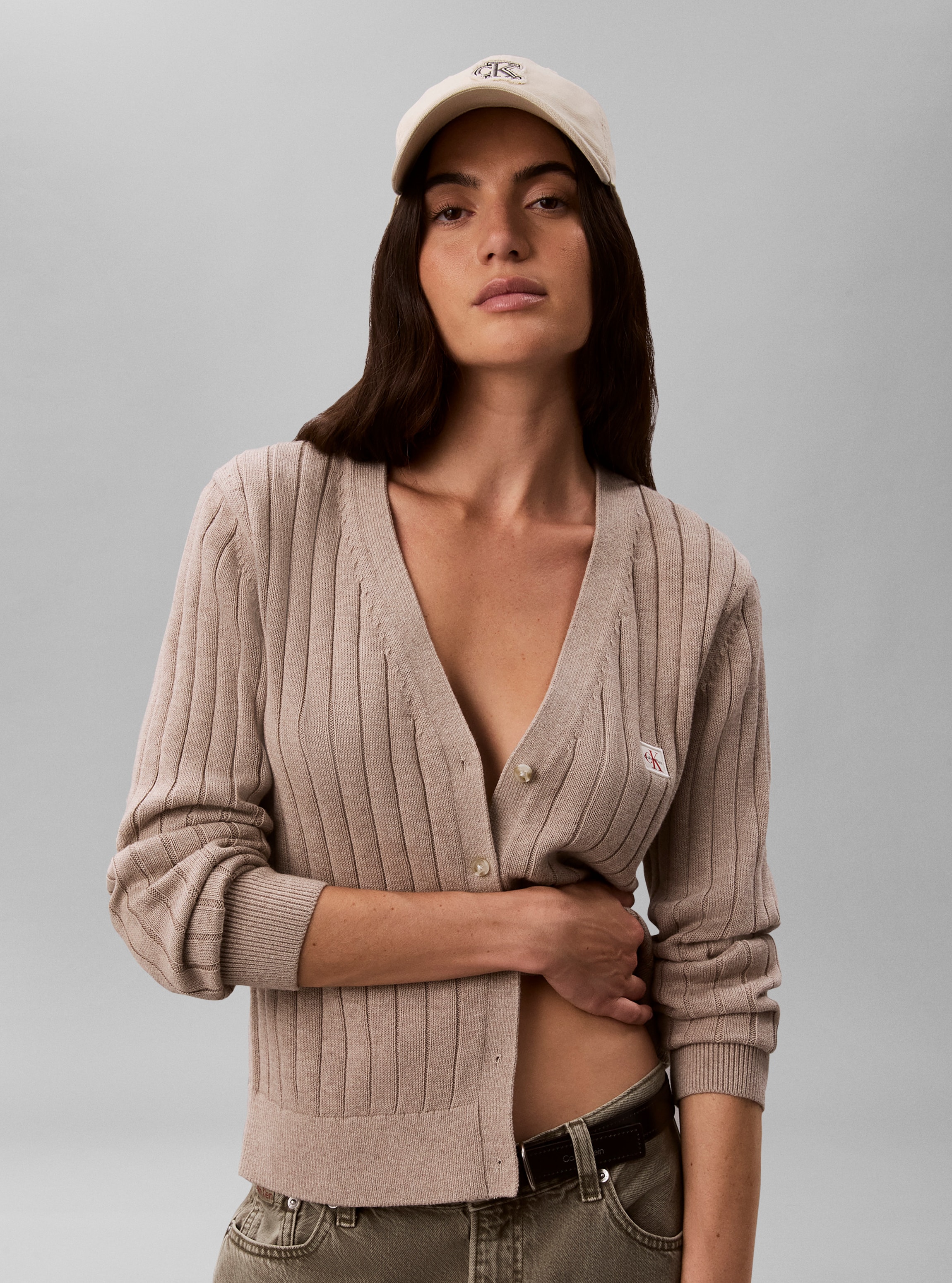 Calvin Klein Jeans V-Ausschnitt-Pullover »WOVEN LABEL CARDIGAN« Regular fit mit V-Ausschnitt