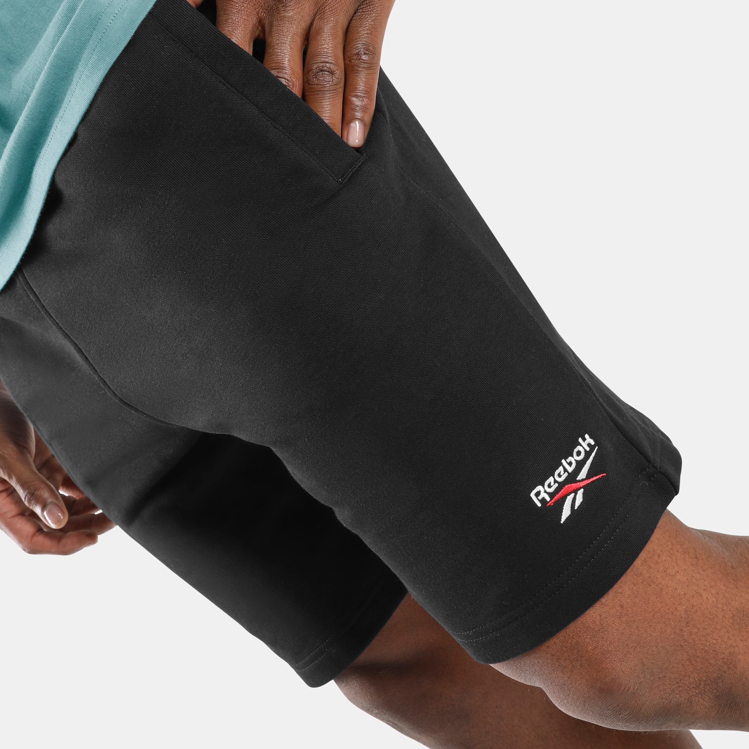 Reebok Sweatshorts »ID 2-COLOUR LOGO FRENCH TERRY 7" SHORT«  sportlicher Schnitt, aus Baumwolle und Polyester