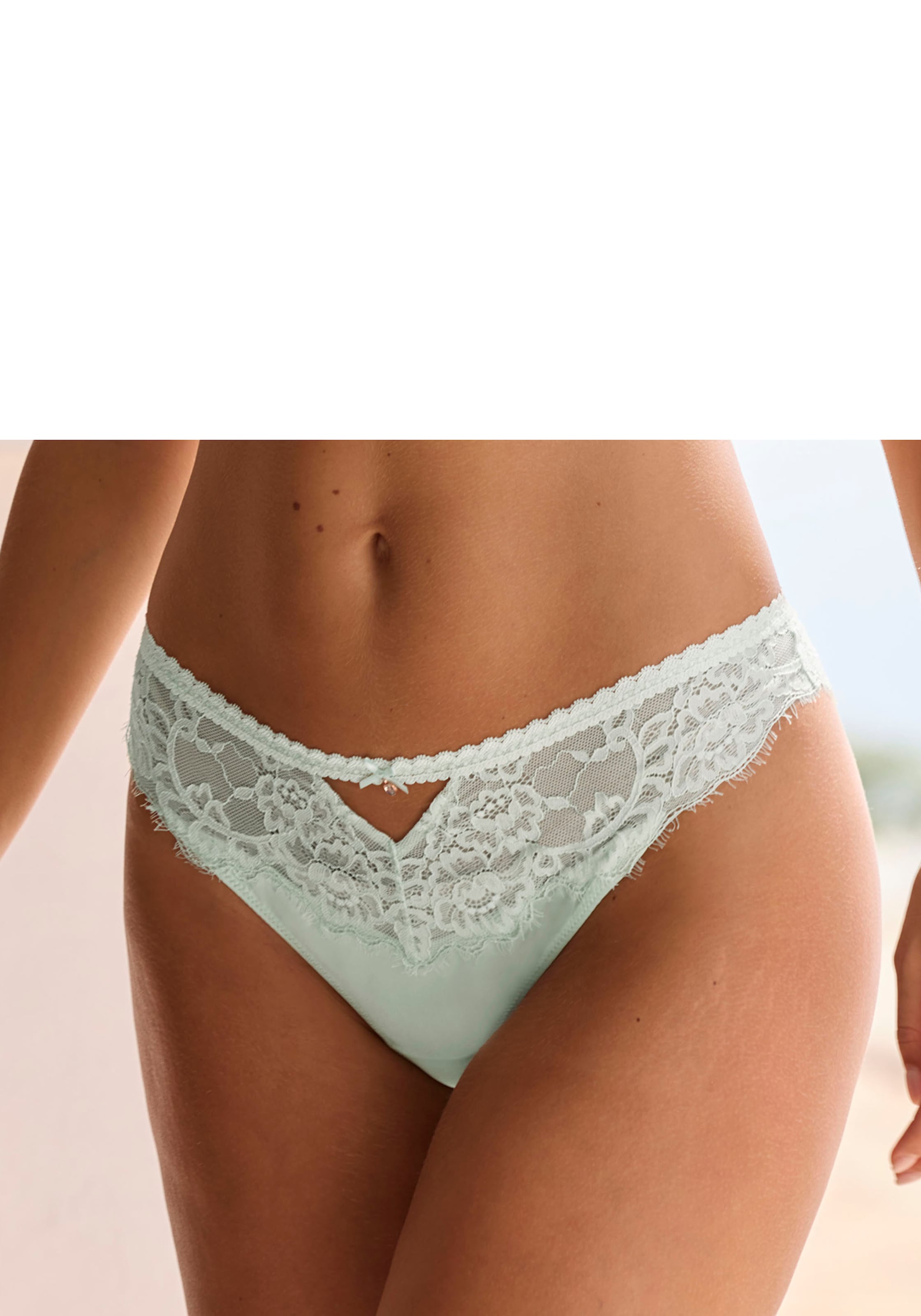 LASCANA String »Alana«, aus floraler Spitze und edler Qualität mit hohem Seidenanteil