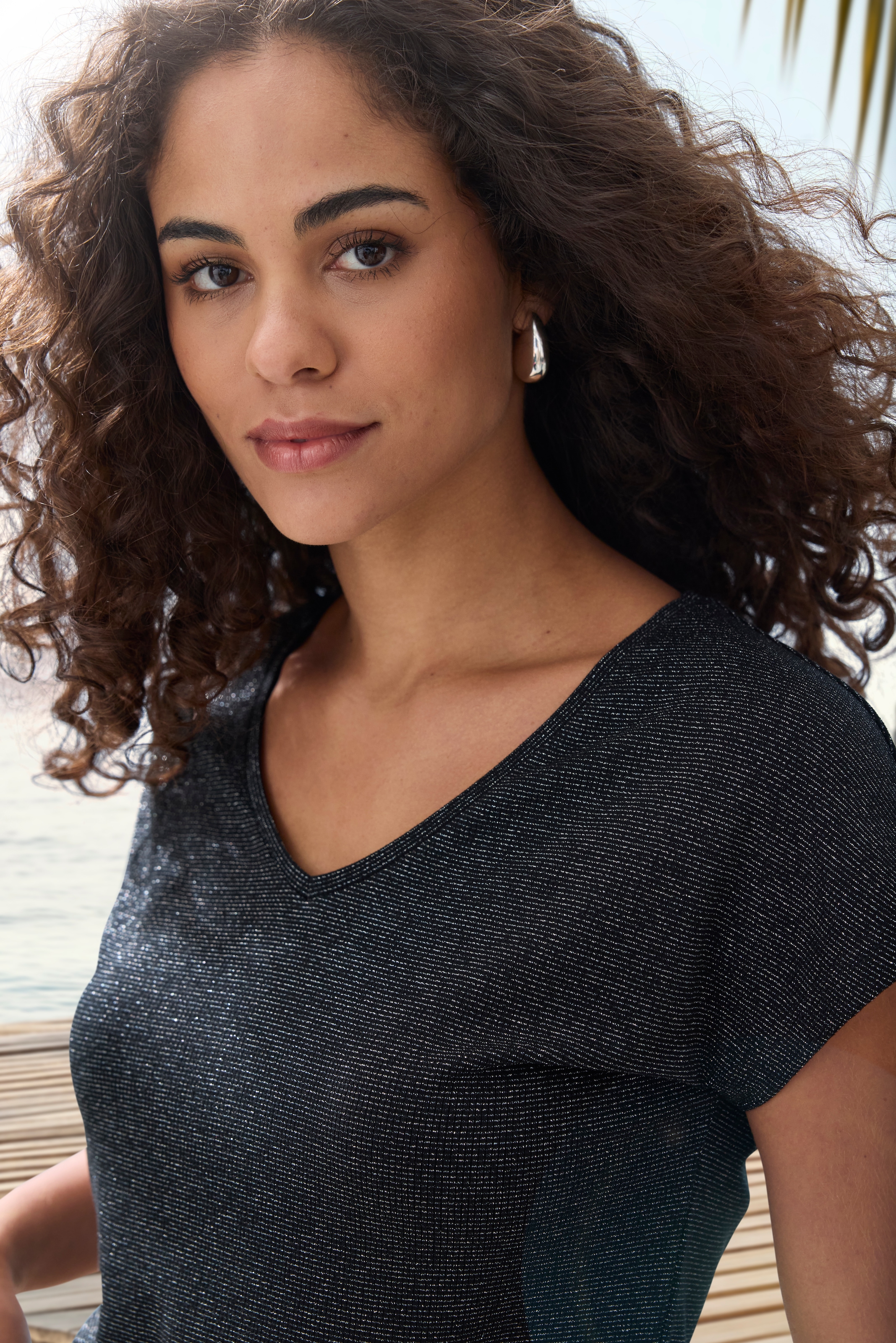 LASCANA Kurzarmshirt »mit silberfarbenem Glitzereffekt« aus pflegeleichter Qualität mit Viskose