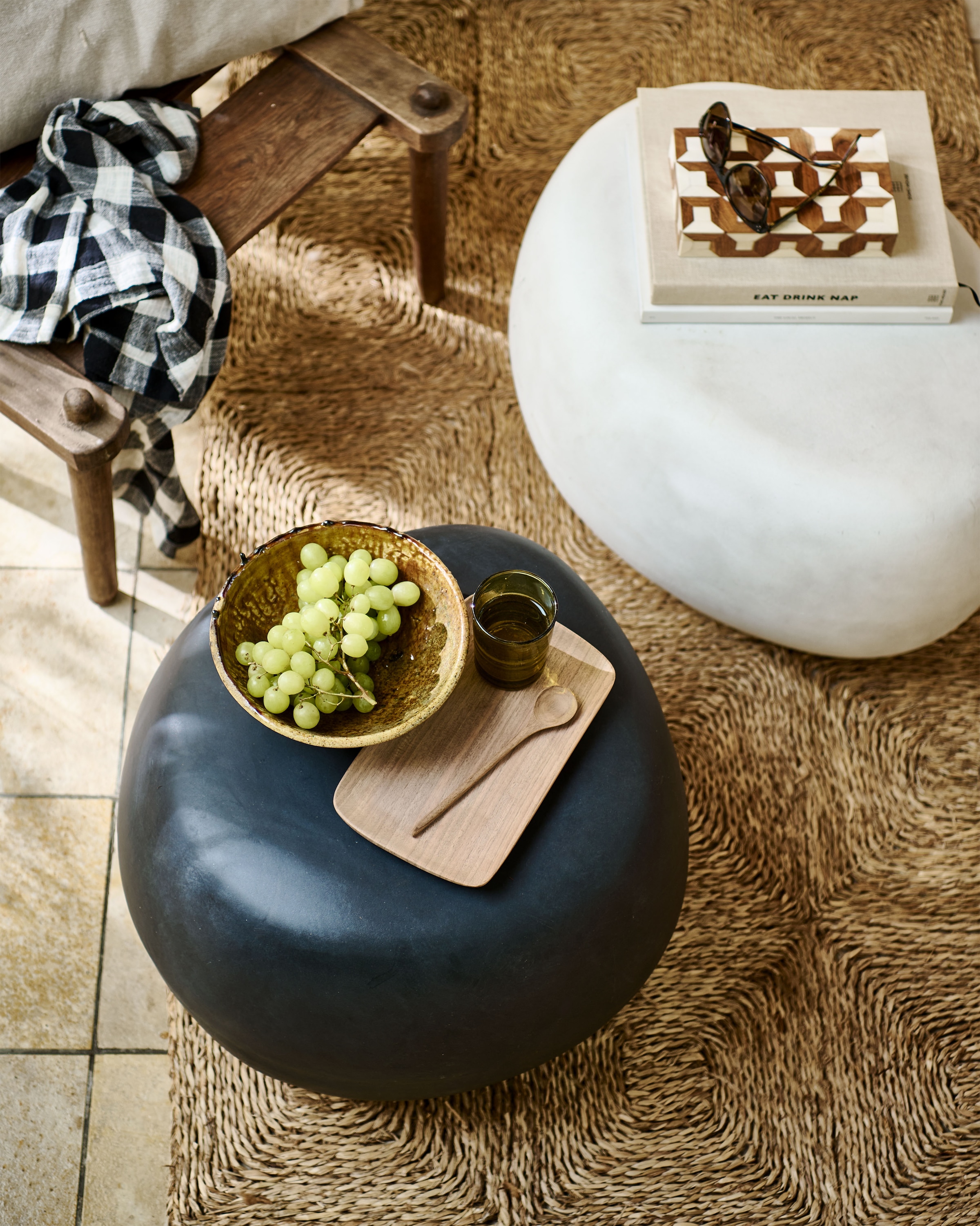 WOOOD Beistelltisch »Pebble aus Fiberclay mit abgerundeter organischer Form« Tragkraft 90 kg, Glasfaser-Ton-Gemisch, offene Materialstruktur