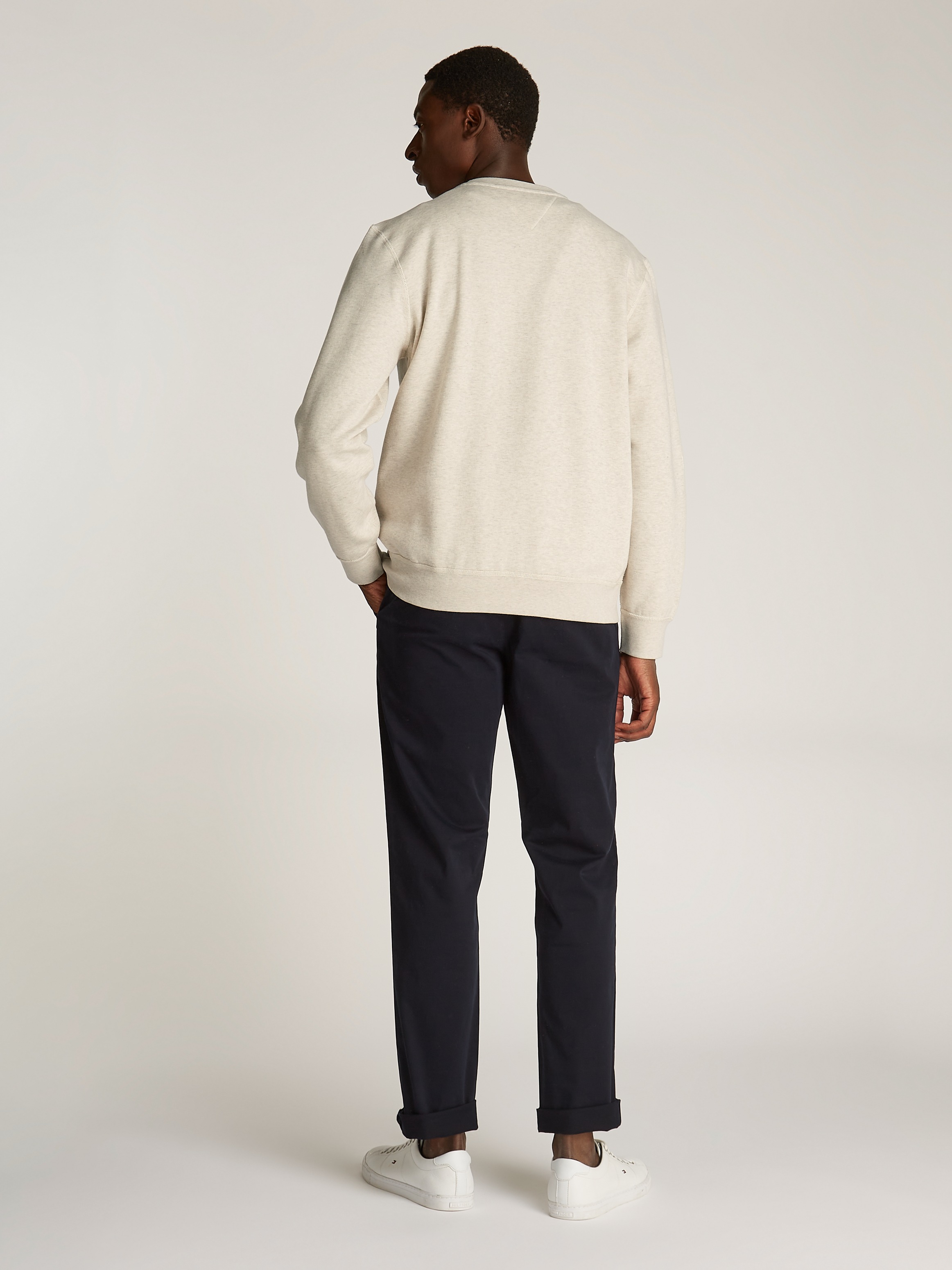 Tommy Hilfiger Sweatshirt »ESS SEASONAL FLEECE CREWNECK mit Rundhals und Stickerei«, unifarben, casual, regular fit, Baumwollmix, Rundhals