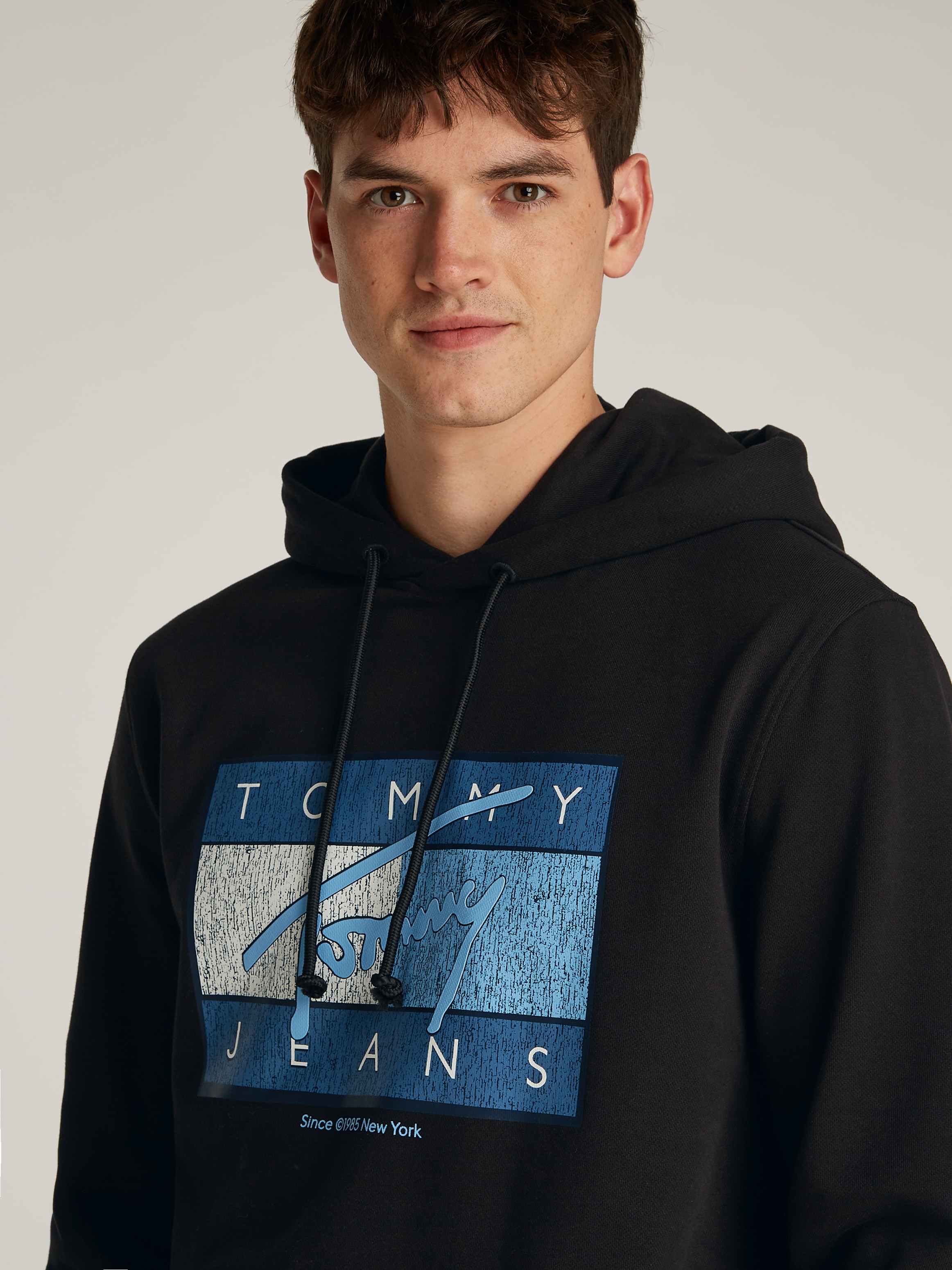 Tommy Jeans Hoodie »TJM REG DNA FLAG TWIST HOOD EXT«, mit großem Logo