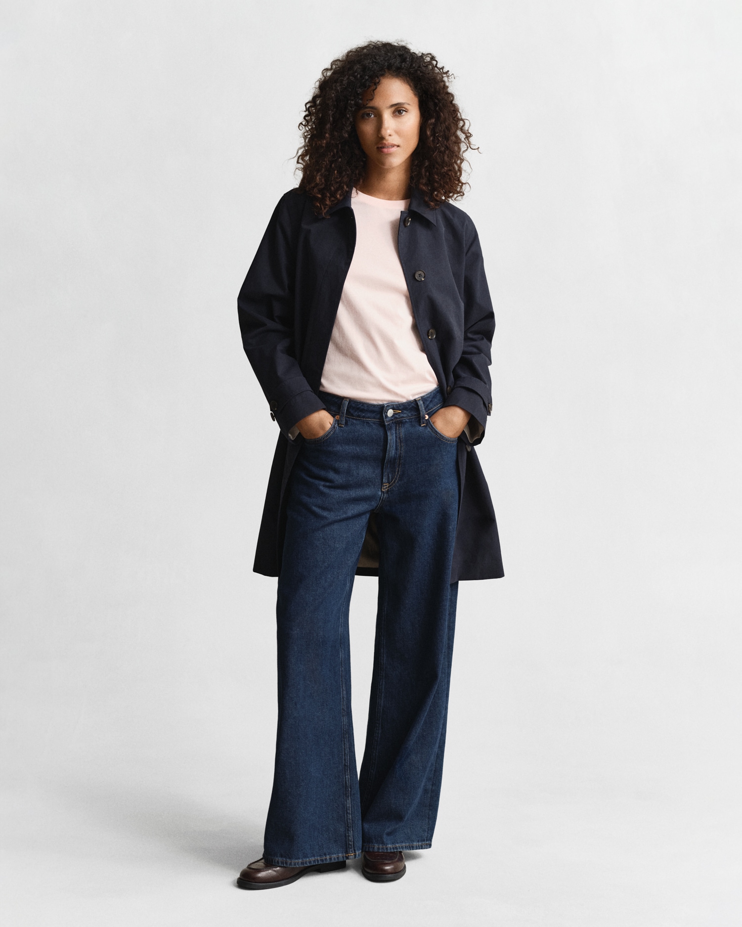 Gant T-Shirt »REG SHIELD KA T-SHIRT« mit einer kleinen aufgestickten Wappen-Grafik auf der Brust