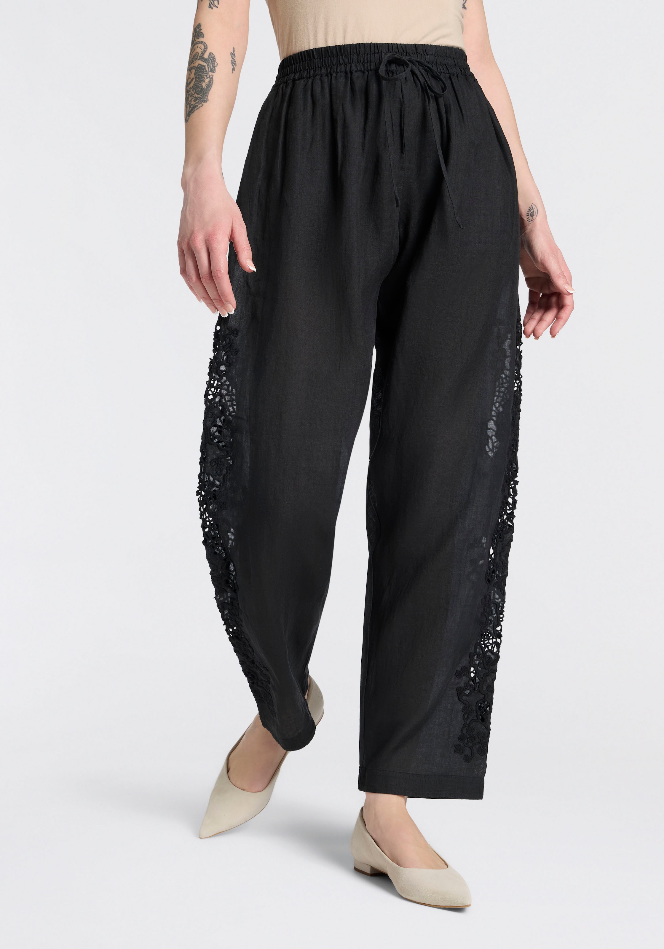 BOSS ORANGE Schlupfhose »Trika Premium Damenmode«  mit dekorativer Lochstickerei, Barrel Shape