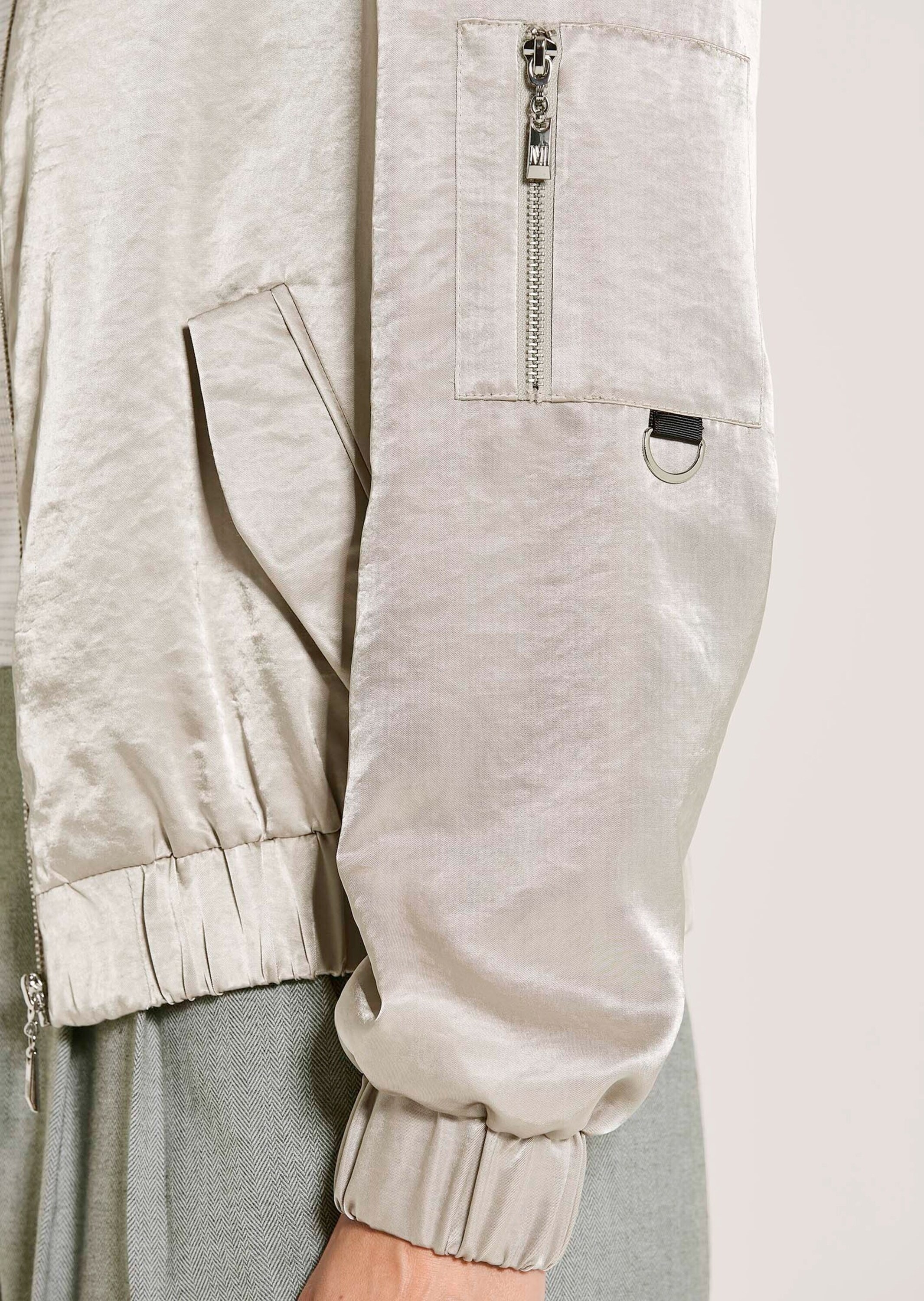 MADELEINE Kurzjacke »Blouson Elegante Glanzjacke mit Stehbund« leicht schimmernde Ware