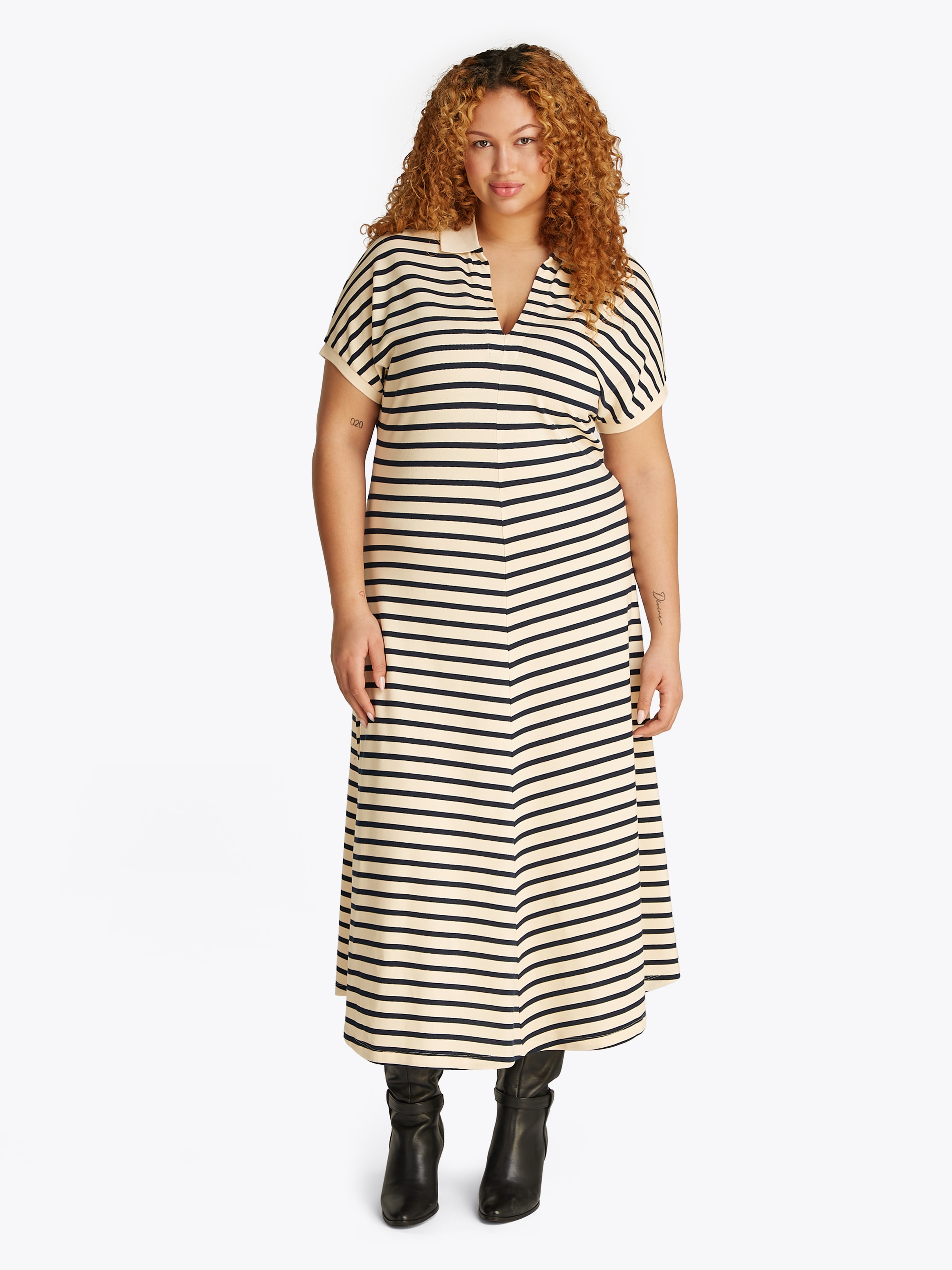 Tommy Hilfiger Curve Midikleid »CRV LYOCELL OPEN-NK MIDI DRESS«, in Großen Größen, Logostickerei, V-Ausschnitt