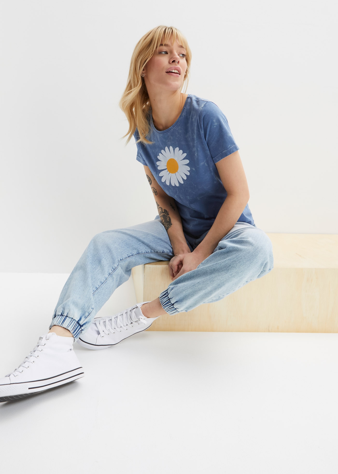 bonprix T-Shirt »T-Shirt aus reiner Baumwolle« Slim Fit Passform, Kurzarm, Gänseblümchen-Print, Moonwash-Effekt