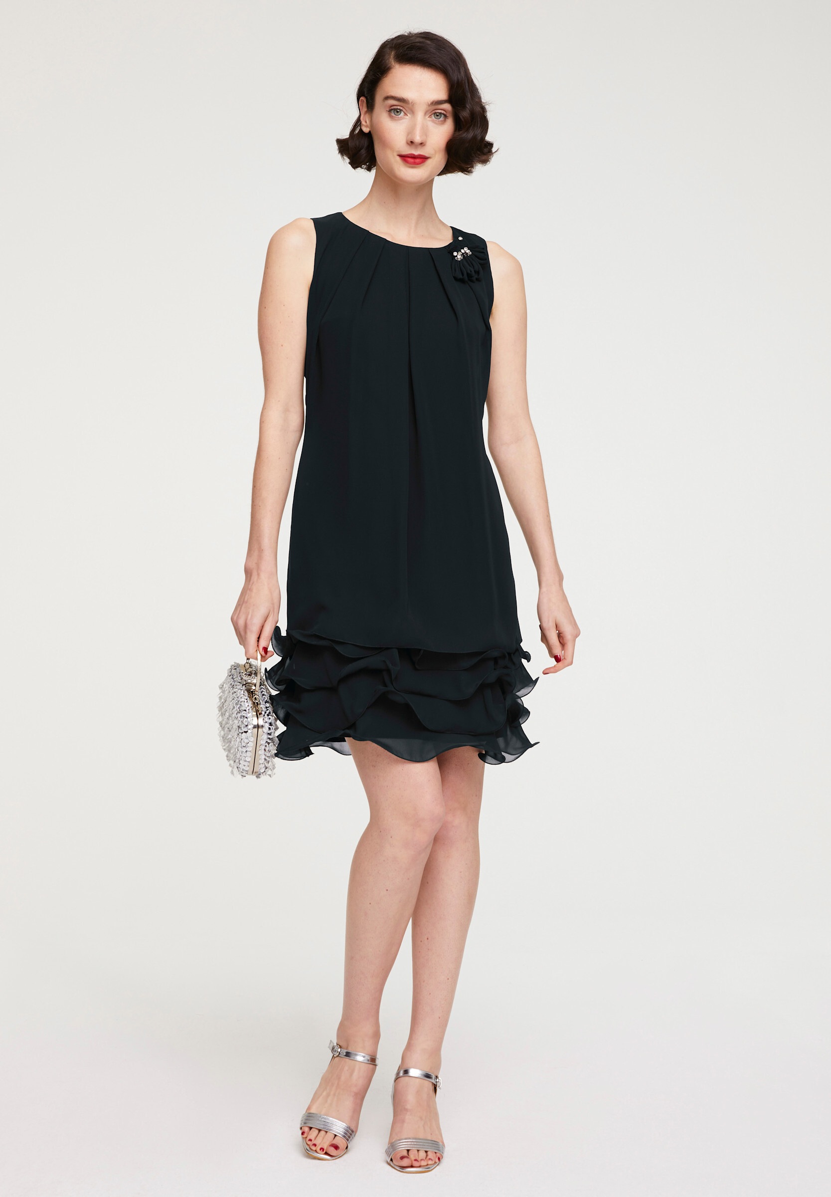 heine Latzkleid »Cocktailkleid Cocktailkleid mit Rüschen am Saum« Ohne Taschen