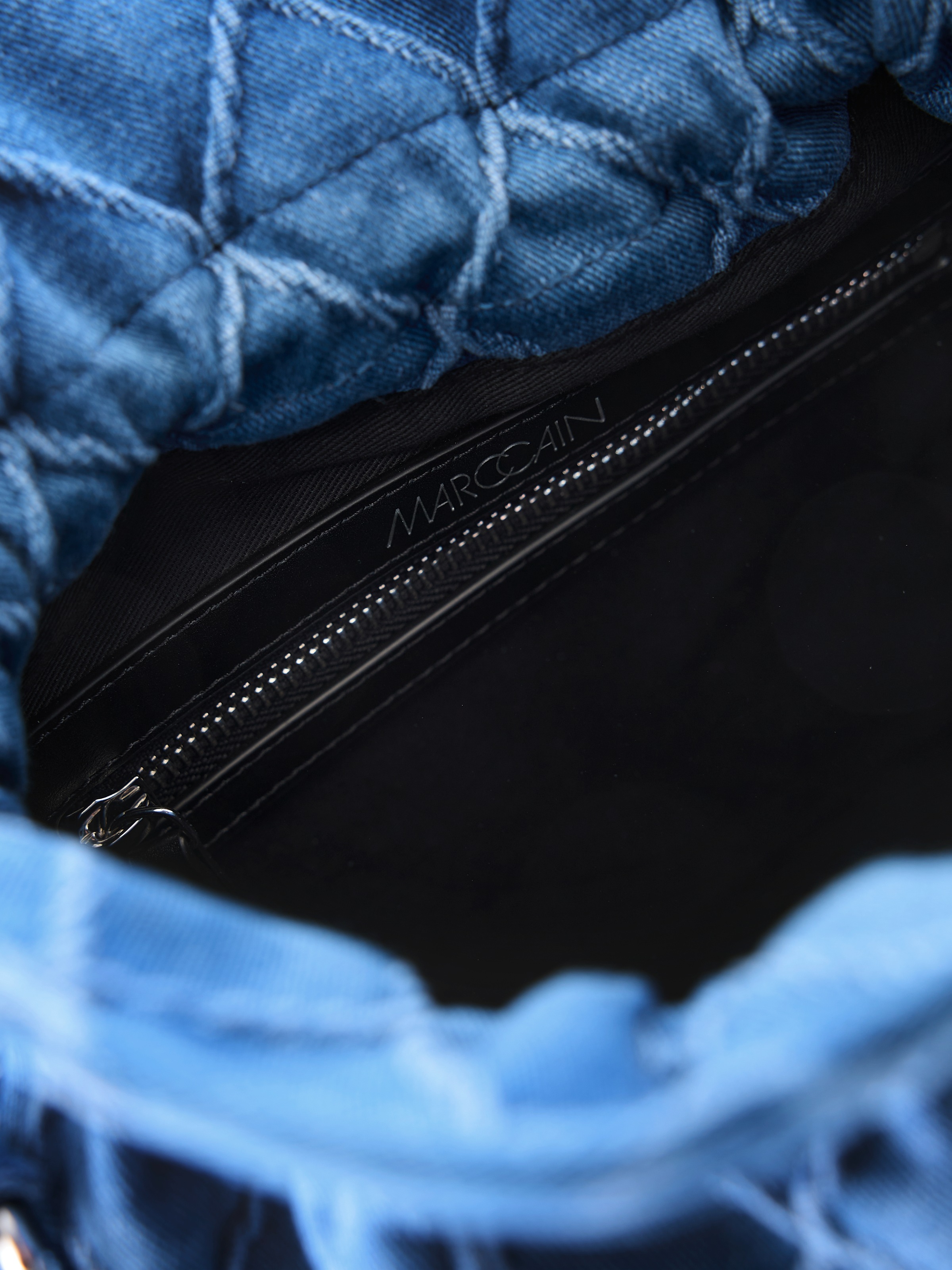 Marc Cain Beuteltasche »Sports Logomania«, Handtasche, Hobo Bag im Jeans-Look mit Ziersteppung