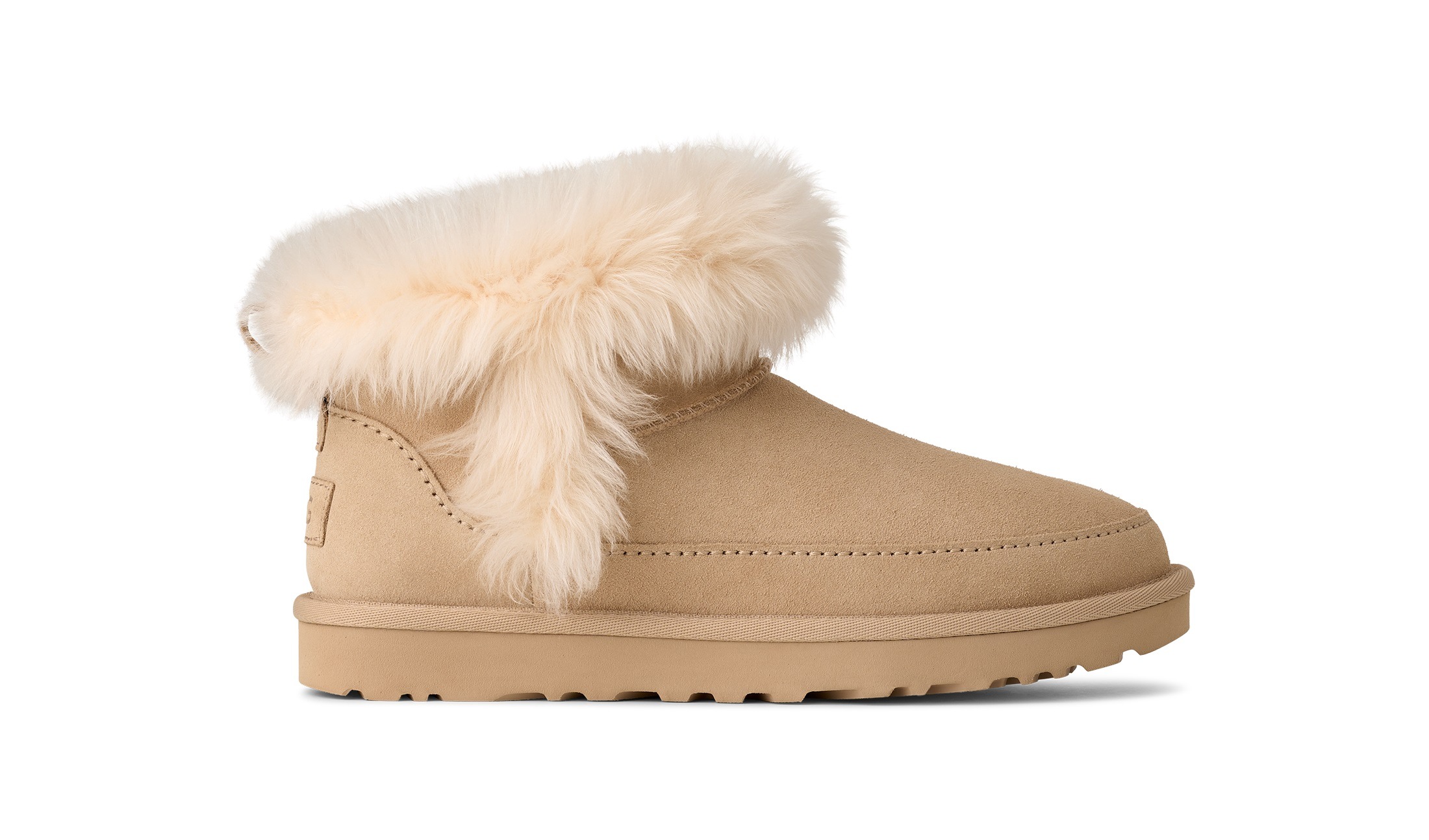 UGG Winterboots »Classic Ultra Mini Chalet«  Ankleboots, Schlupfboots mit modischer Schaffell Verzierung