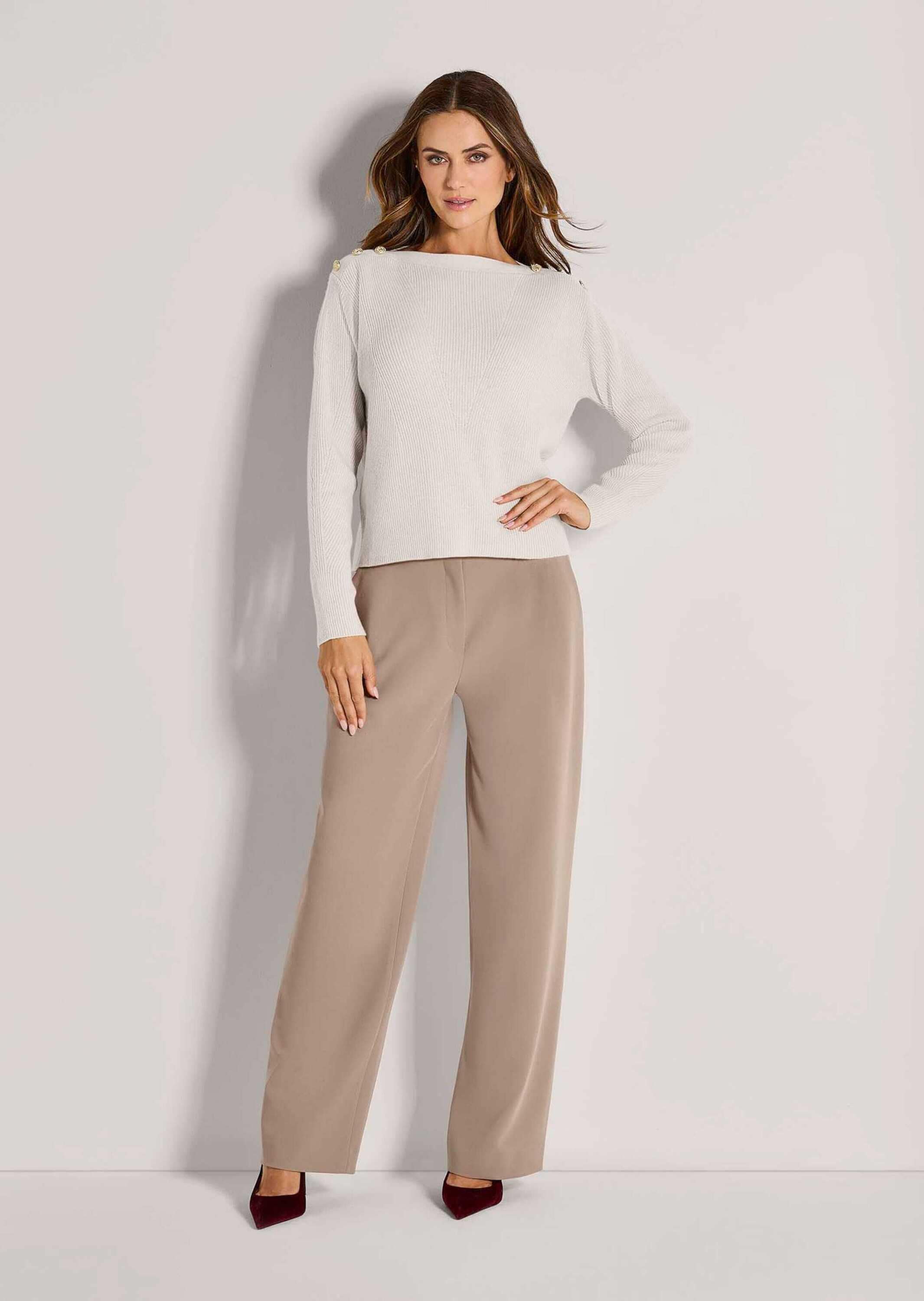 MADELEINE Longpullover »Strickpullover Eleganter Rippstrickpullover mit U-Boot-Ausschnitt« Schmuckknöpfe