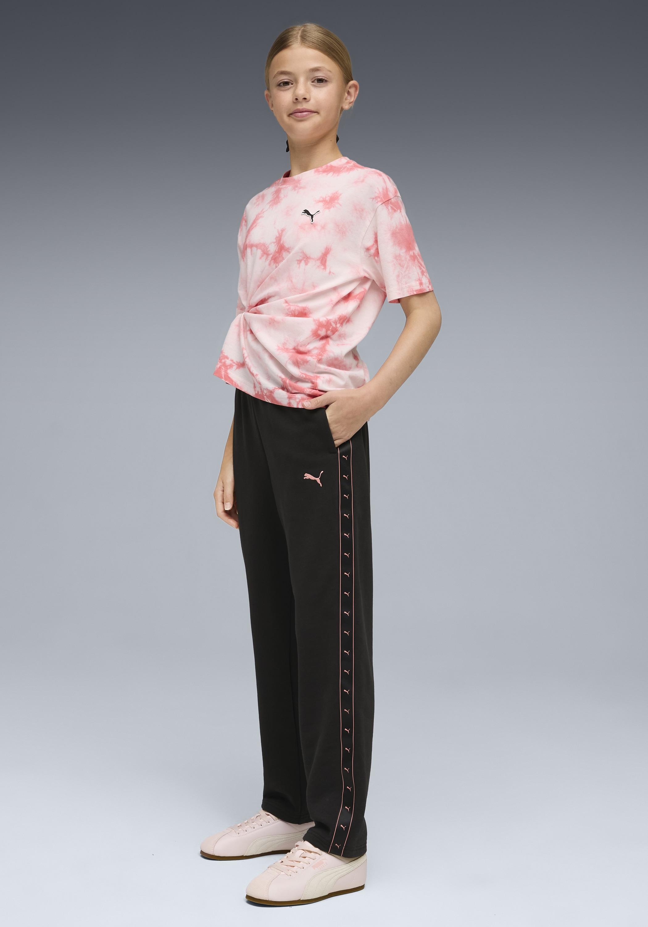 PUMA Trainingshose »ESS TAPE HIGH WAIST RELAXED SWEATPANTS TR G«  aus Baumwollmischung, mit Eingrifftaschen, sportlicher Stil