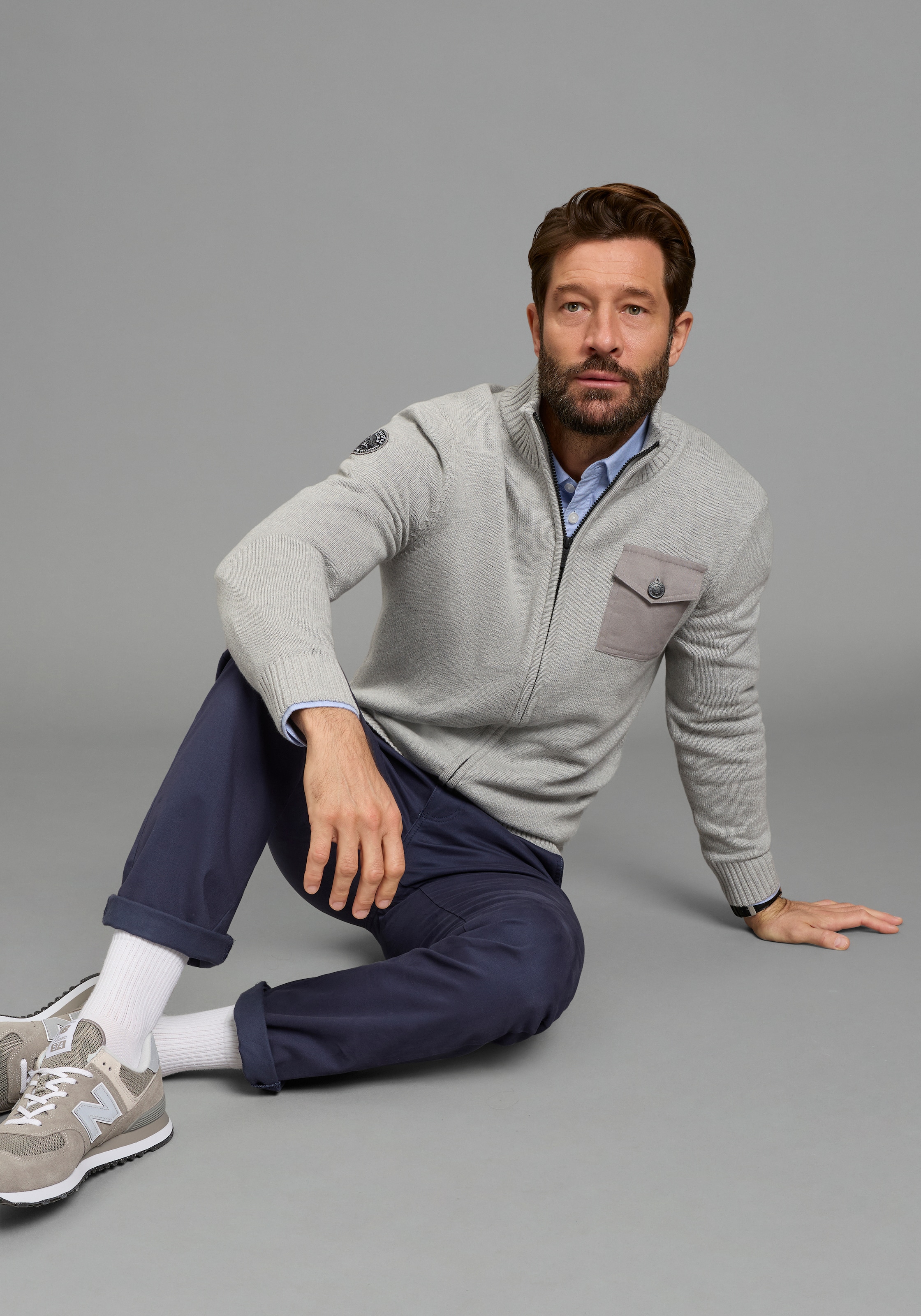 Man's World Strickjacke »Neue Kollektion! Highlight mit Tasche und Badge« casual Stil, mit Reißverschluss, Langarm, melierte Optik