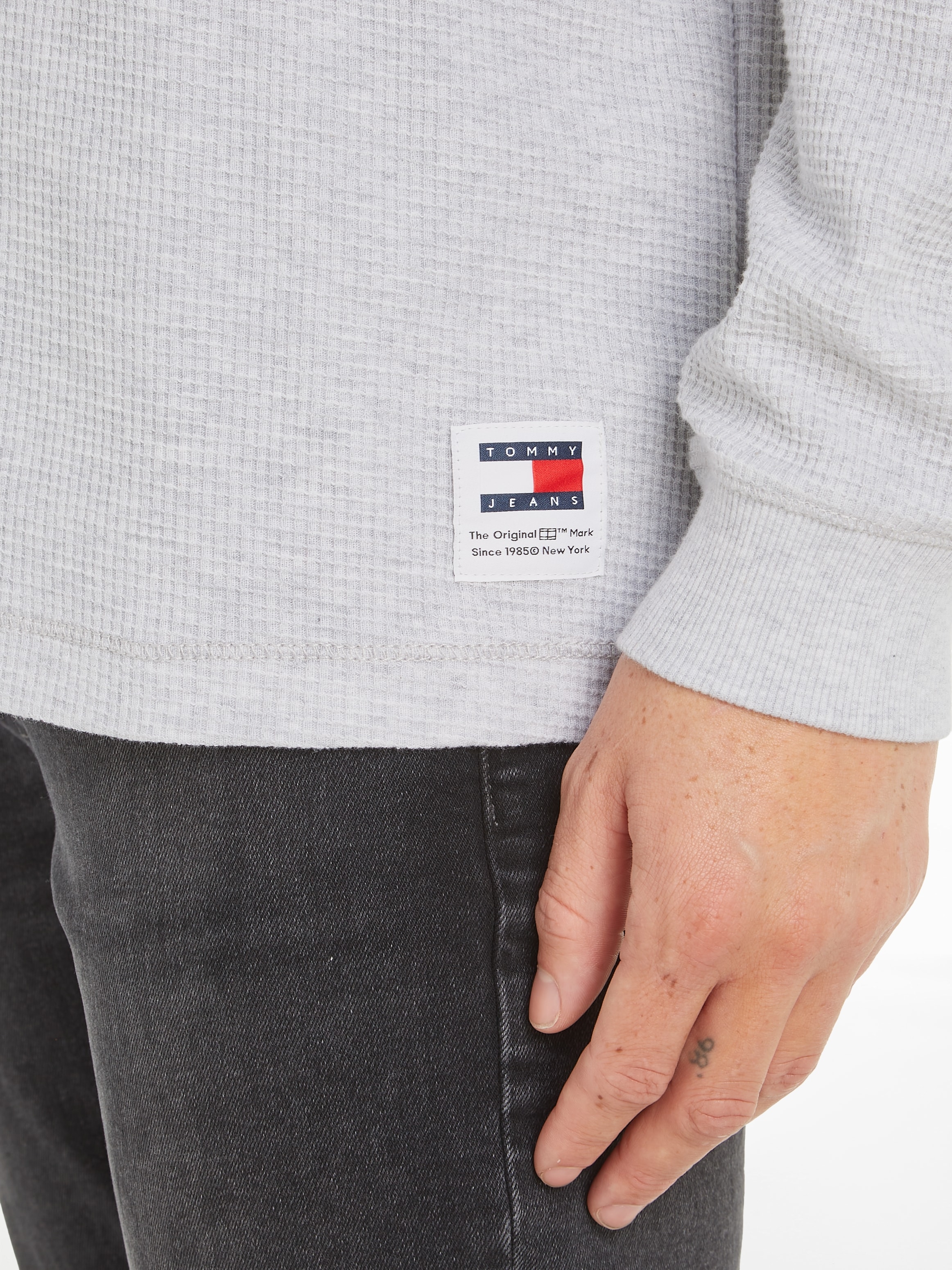 Tommy Jeans Langarmshirt »TJM REG LS WAFFLE TEE«, mit Markenlabel am Bund