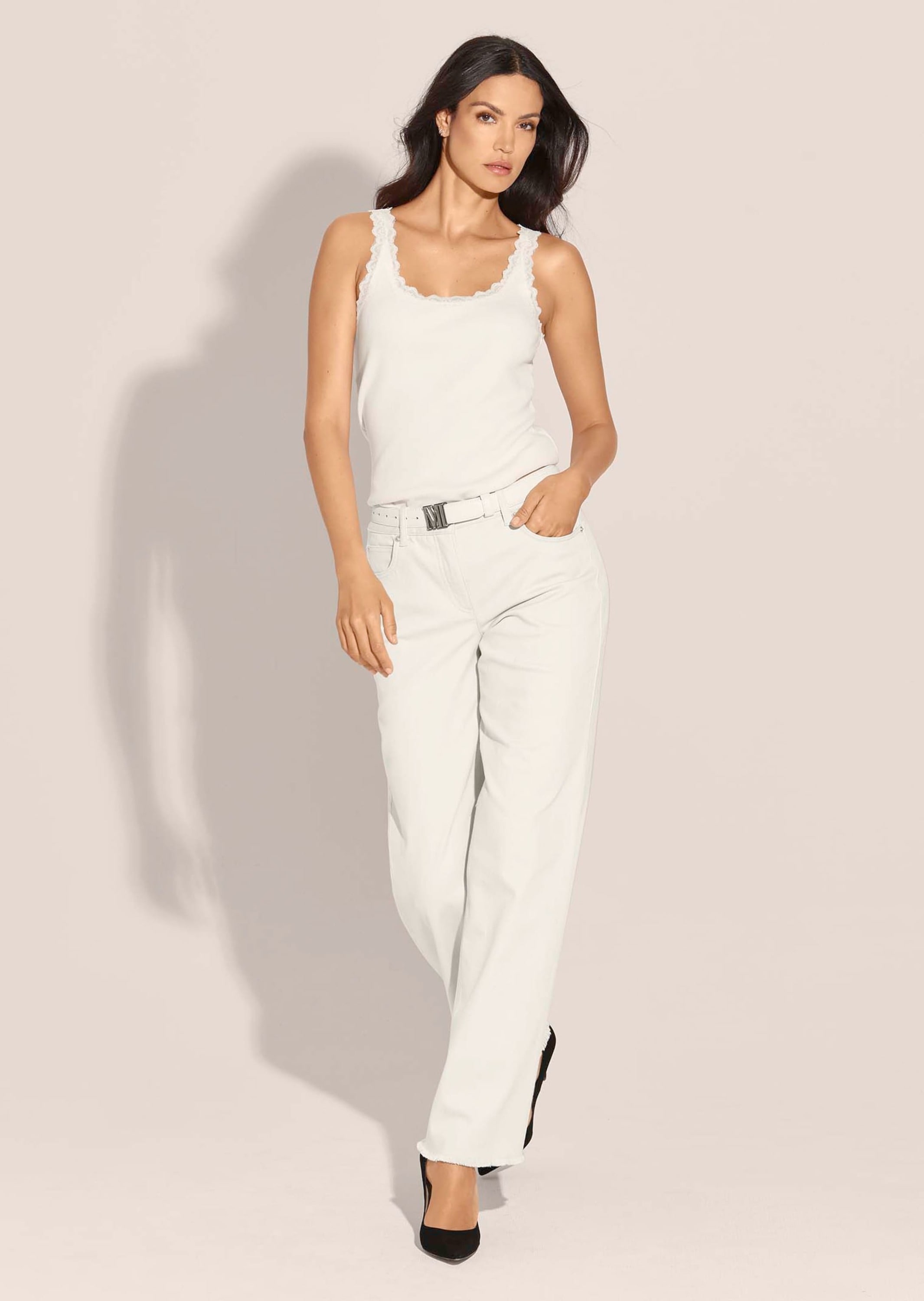 MADELEINE Trägertop »Spitzentop Ärmelloses Sommer-Top mit edler Spitze« Spitzenborte am Ausschnitt und Armabschluß