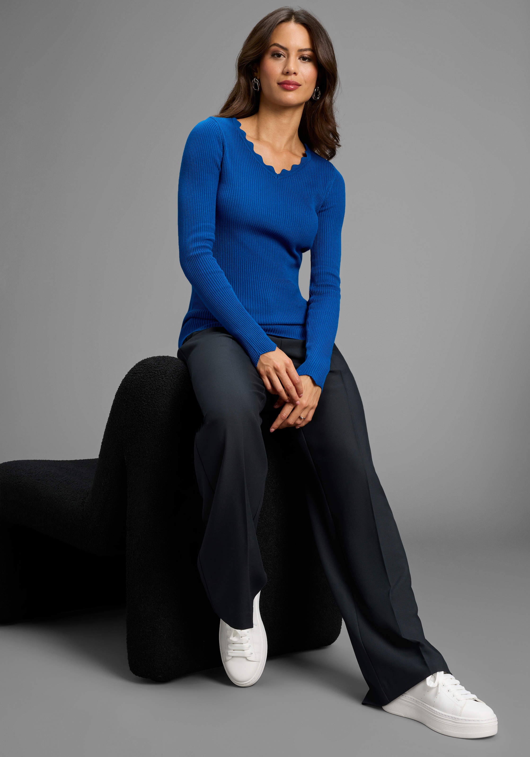 Laura Scott V-Ausschnitt-Pullover, mit femininer Wellenkante