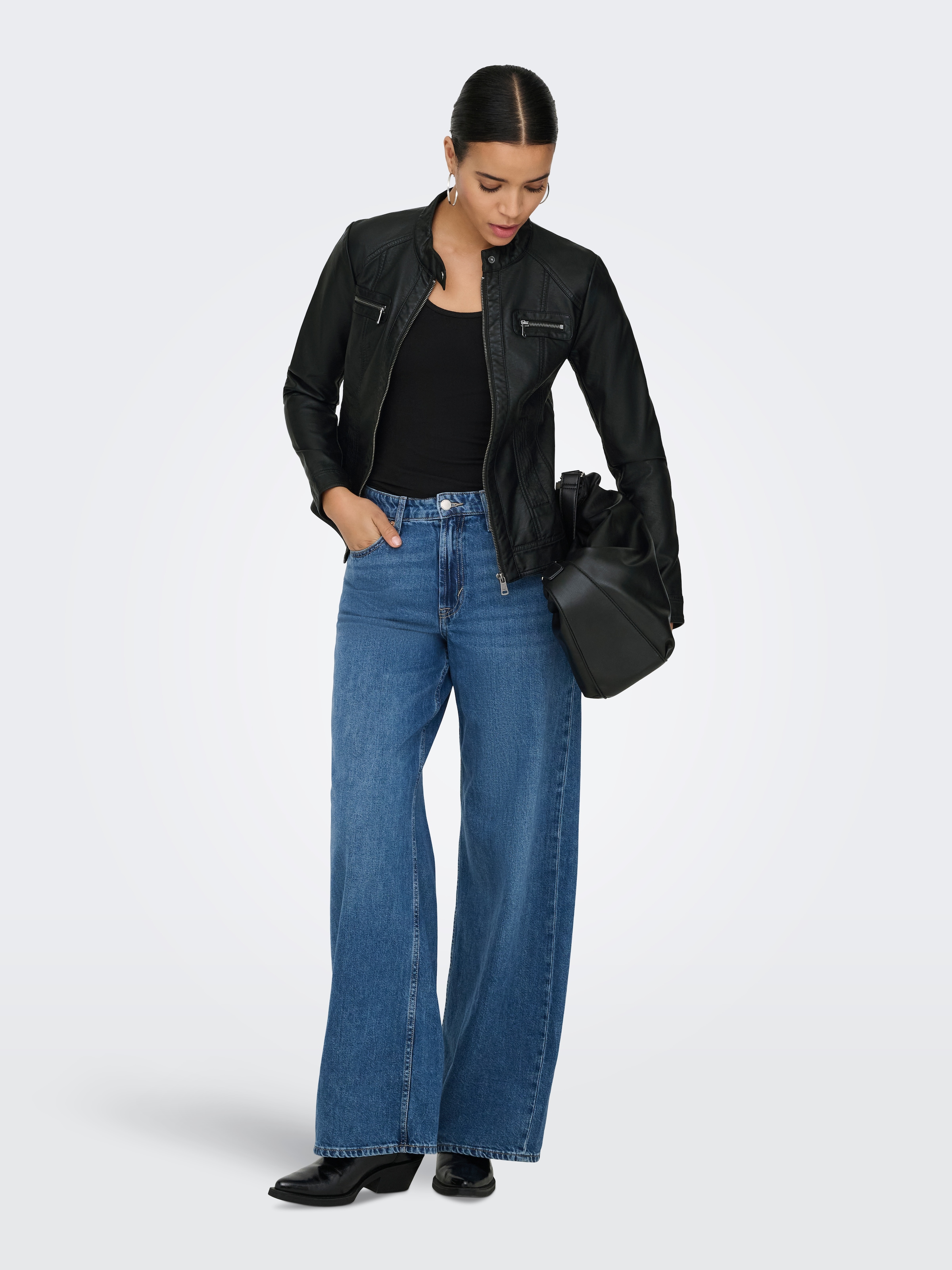 ONLY Lederimitatjacke »ONLBANDIT – Bikerjacke mit figurbetonter Form und Reißverschlüssen« unifarben, modisch, figurbetont, Lederimitat, Stehkragen