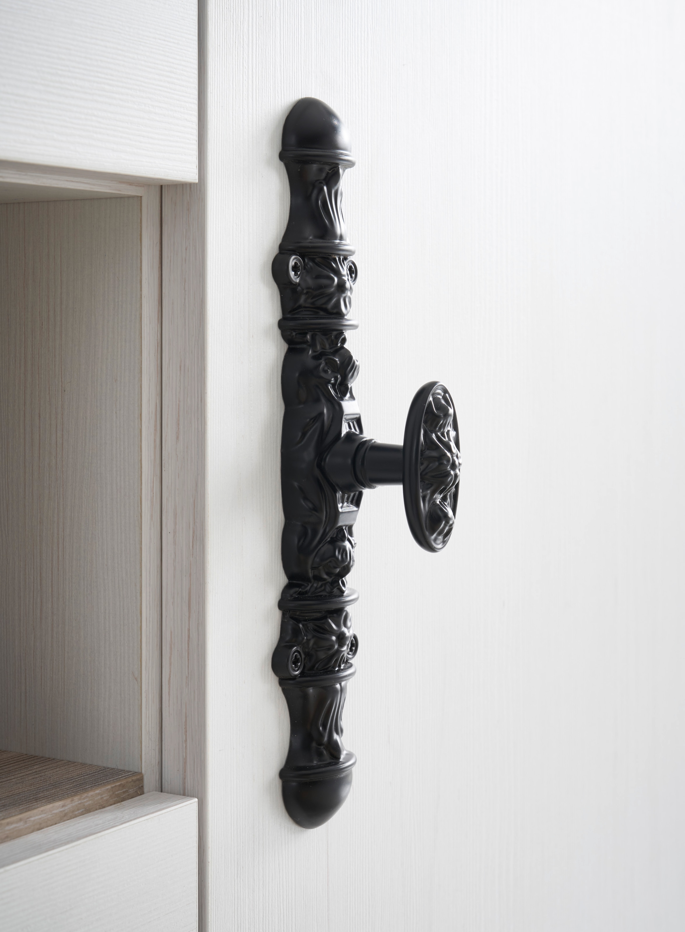 Home affaire Unterschrank »Florenz, Küchenunterschrank in Pinie Weiß, Unterschrank«, mit verschnörkeltem Metallgriff, im Landhausstil, Arbeitshöhe 92 cm