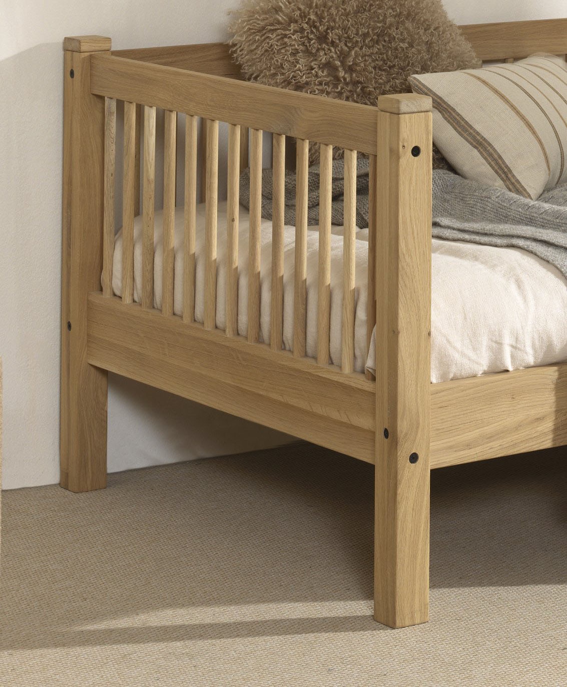 Home affaire Daybett »Forrest 90/200 aus massiver Eiche, Oberfläche geölt, stabil gebaut«, (B/H/T ca. 207,5x68x97,5cm, inkl. Massivholz Rolllattenrost), mit Sprossenumrandung, Rausfallschutz vorne, ohne o. mit Bettschublade