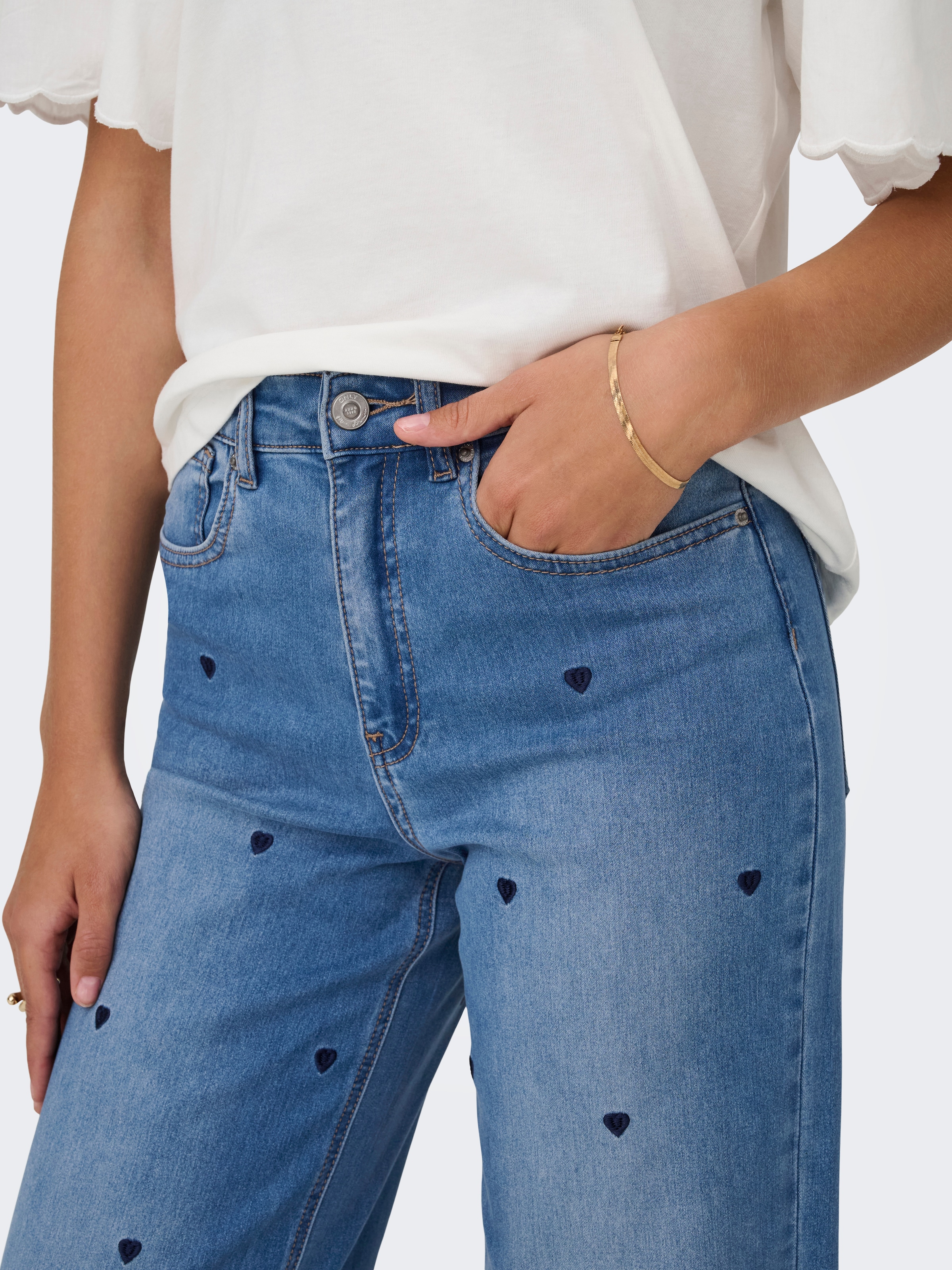 ONLY High-waist-Jeans »ONLMADISON-ROYAL HEART HW WIDE DNM GUA« Materialmix, wide fit, high waist, allover Stickerei