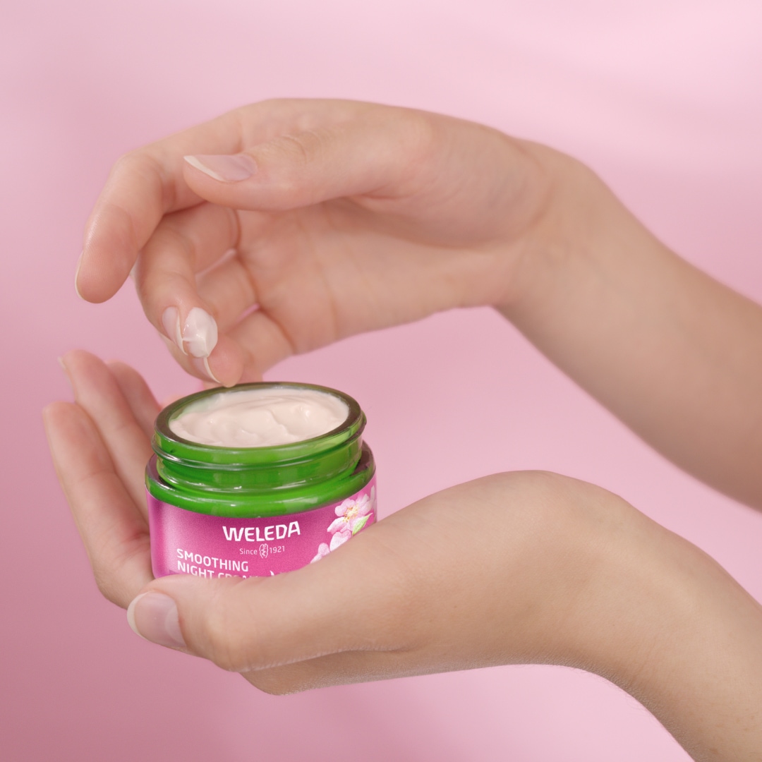 WELEDA Gesichtspflege »Weleda Glättende Nachtpflege Wildrose & Weisser Tee« stärkt die Hautbarriere, mindert erste Fältchen