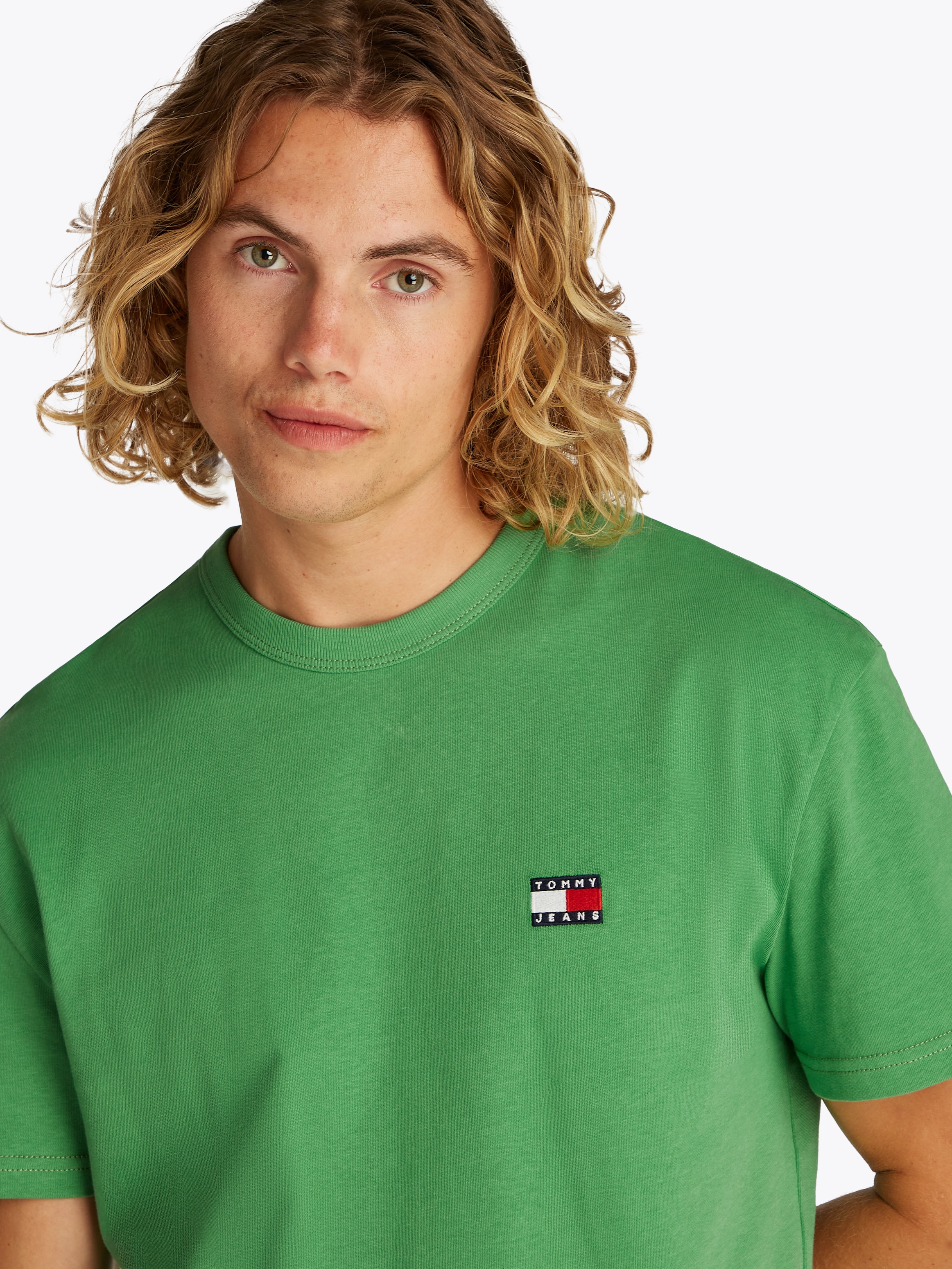Tommy Jeans T-Shirt »TJM REG BADGE TEE EXT«, mit Logostickerei