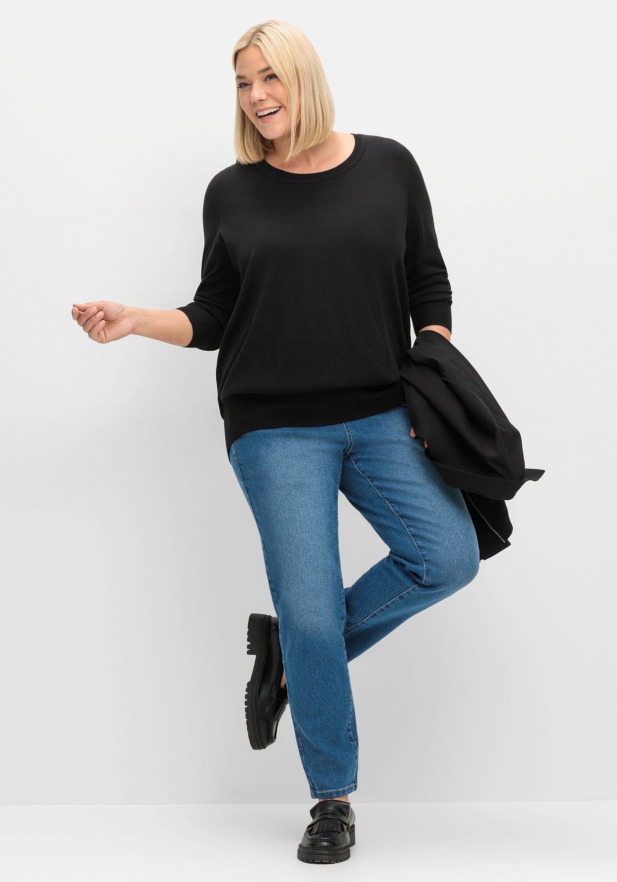 Sheego Rundhalspullover »Pullover aus leichtem Strick, mit Rippbund«, aus leichtem Strick, mit Rippbund