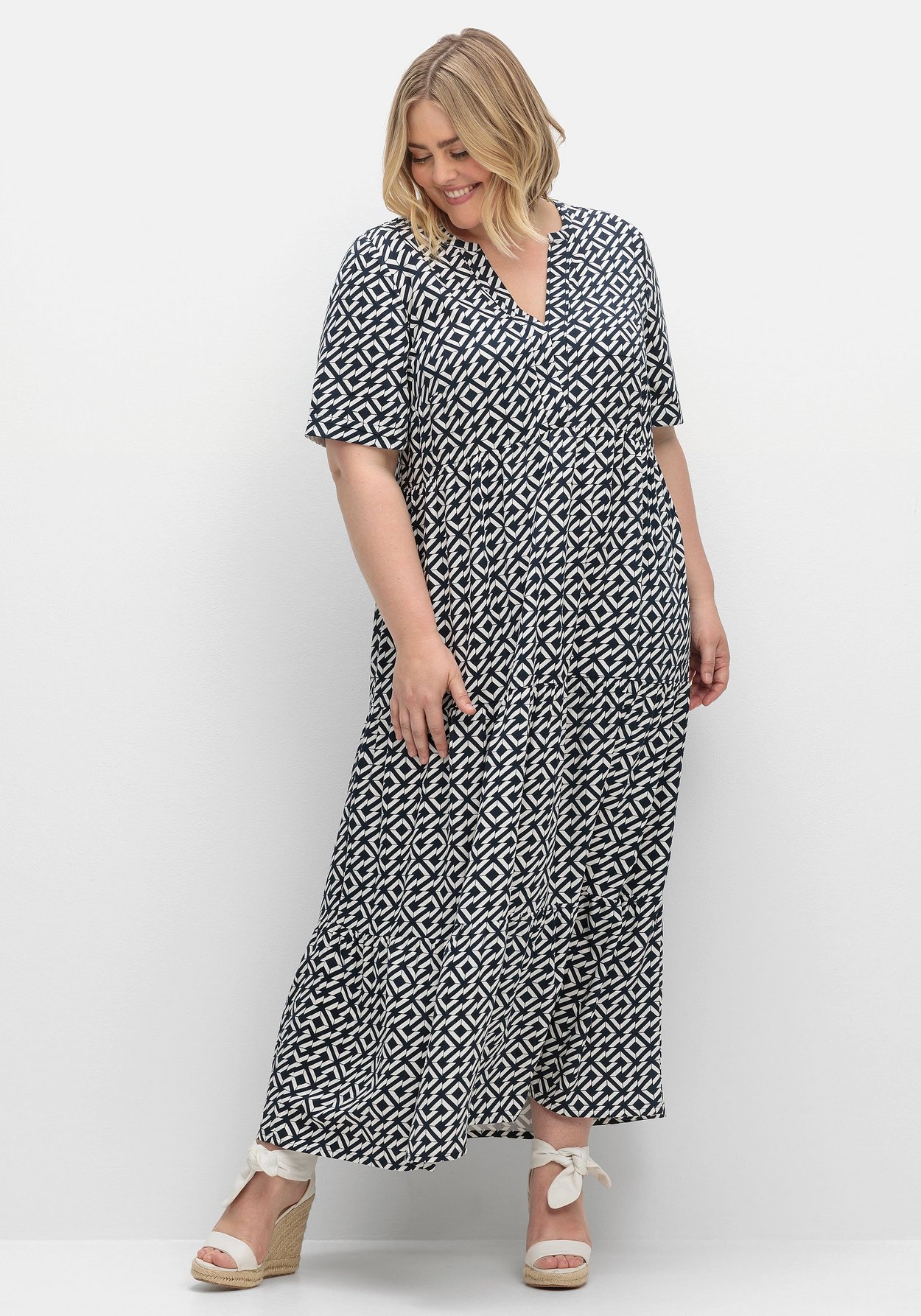 Sheego Maxikleid »Maxikleid mit Alloverprint und Stufenvolants«