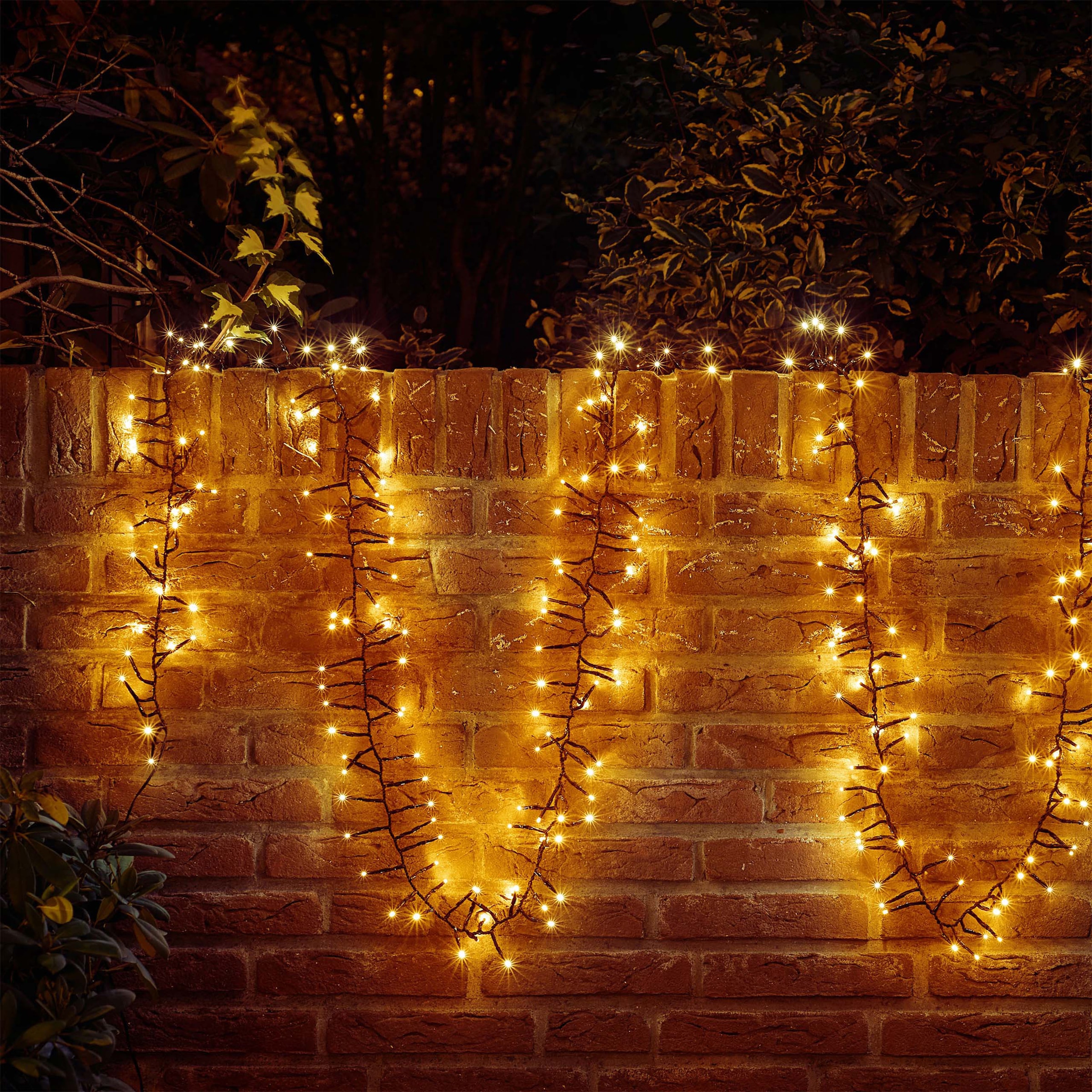 OTTO home LED-Lichterkette »Clusterlichterkette,3/6/8/12/14/18/24 m, 8 Modi, Timer, Indoor Outdoor« Blinkfunktionen, Timer, Memoryfunktion, incl. Atapter, 3 m Zuleitung