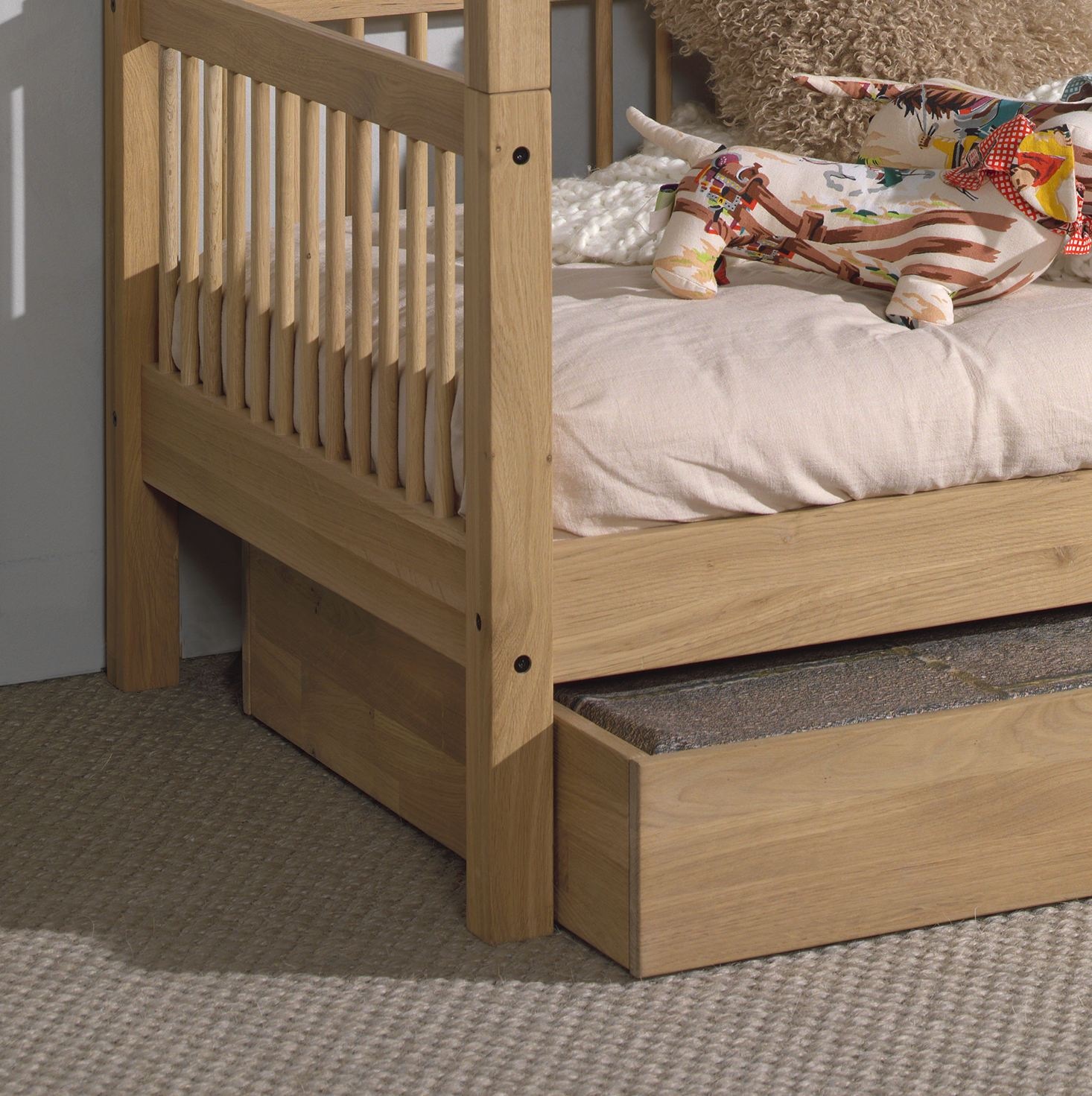 Home affaire Hausbett »Eiche massiv geölt, Made in Europe, langlebige Qualität«, (B/H/T ca. 207,5x170x97,5cm, inkl. Dachaufbau und Massivholz Lattenrost), Liegefläche 90x200 cm, inkl. Textilhimmel und Bettschublade