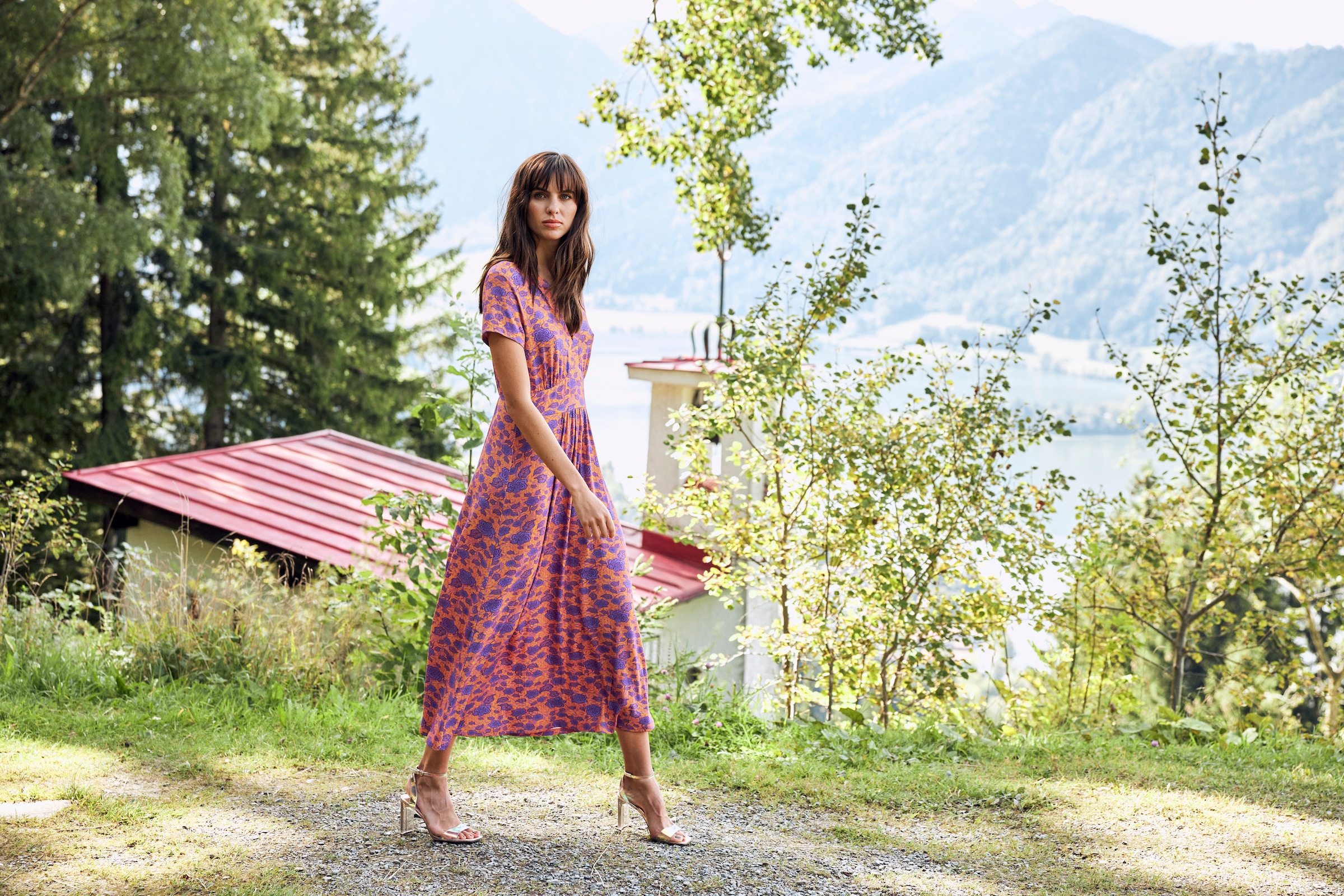 Aniston CASUAL Sommerkleid, mit topmodischem Blumendruck bei OTTOversand