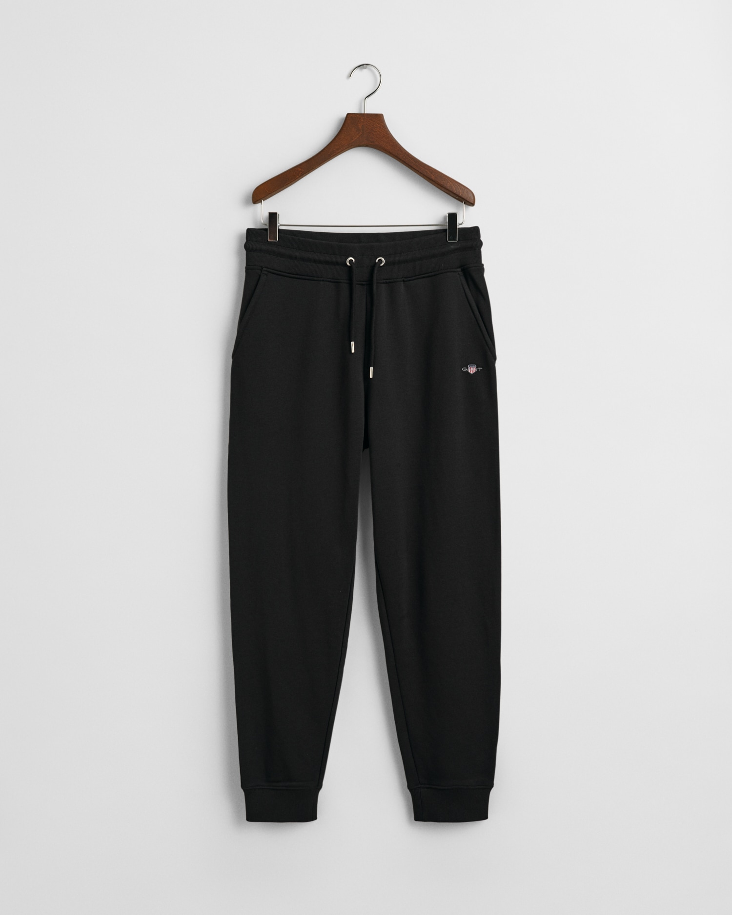 Gant Sweathose »REG SHIELD SWEATPANTS«, mit Logostickerei unterhalb des Bunds