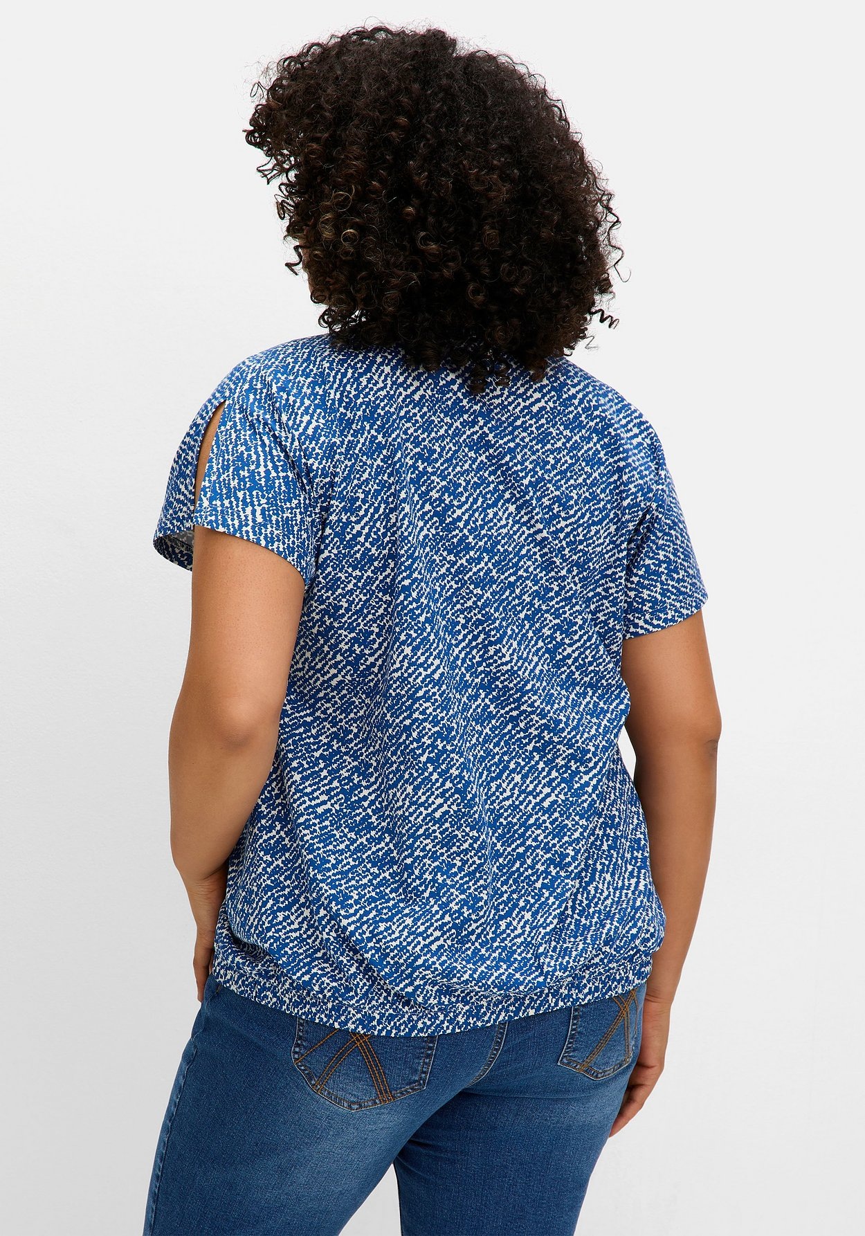 Sheego T-Shirt »Shirt mit Ärmel-Schlitz und Alloverdruck«