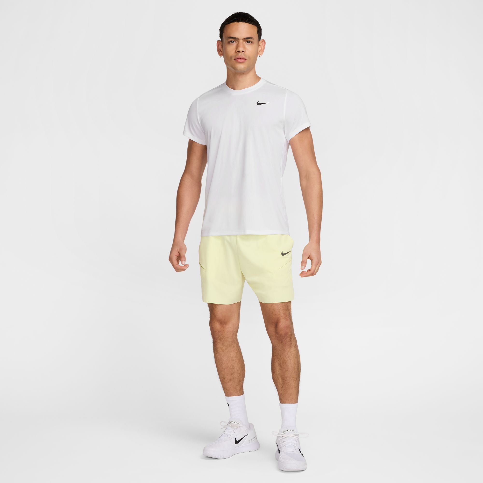 Nike T-Shirt »NikeCourt Victory Men's Dri-FIT Tennis Top« gerader Schnitt, hüftbedeckende Länge, Rundhalsausschnitt