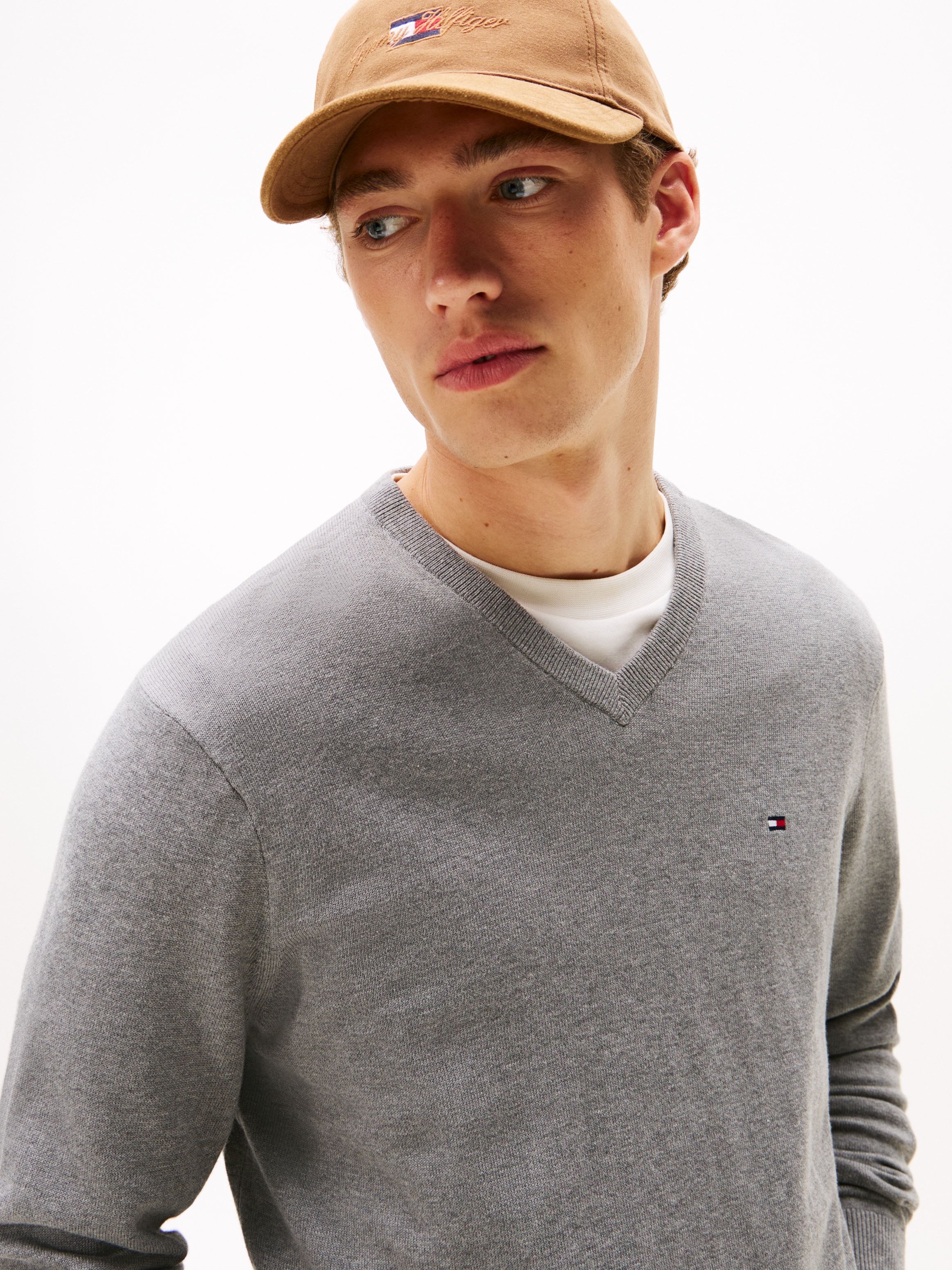 Tommy Hilfiger Strickpullover »ESSENTIAL COTTON V NECK mit V-Ausschnitt und Stickerei«, unifarben, casual, regular fit, Baumwolle, V-Ausschnitt