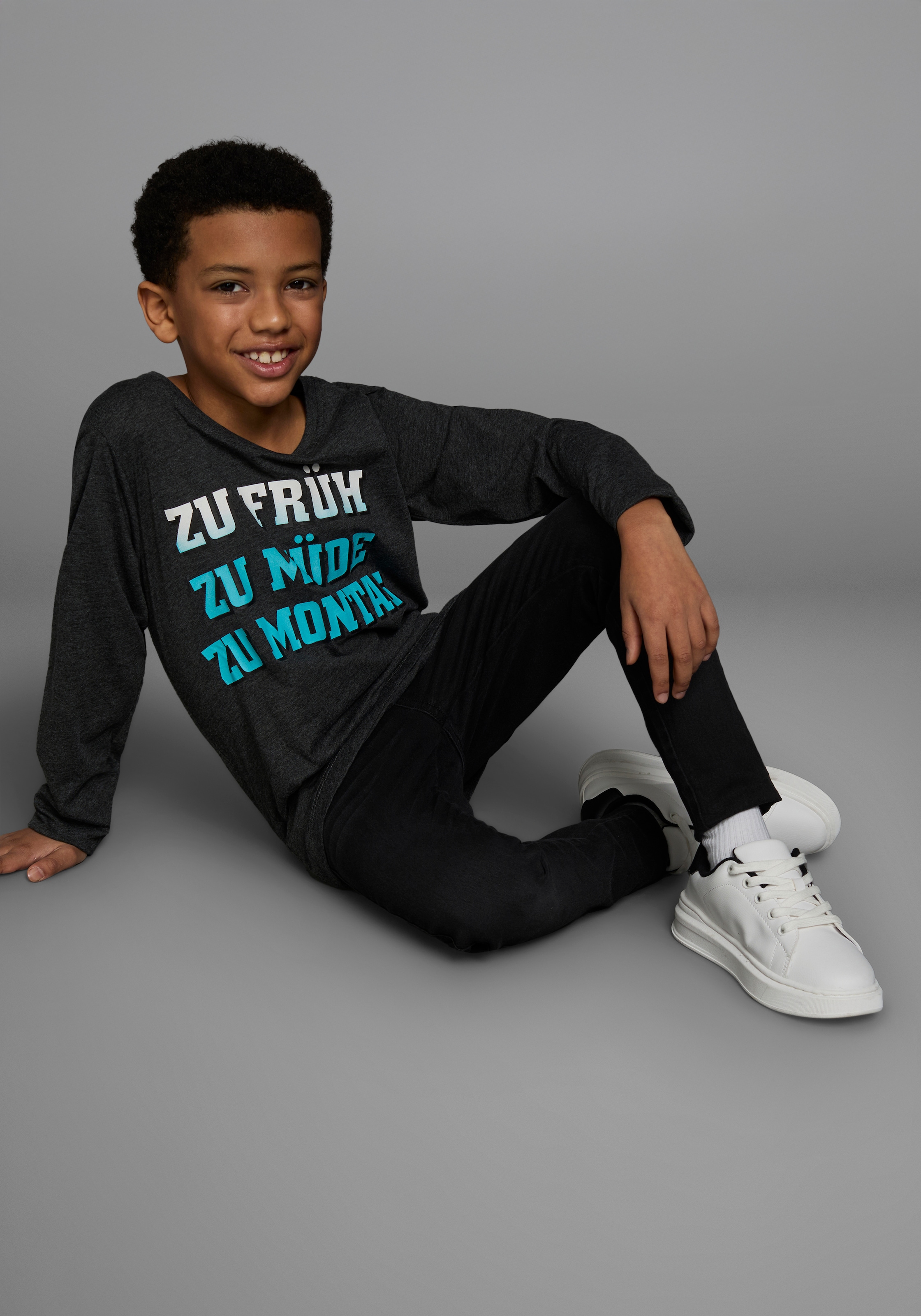 KIDSWORLD Langarmshirt »ZU FRÜH, ZU MÜDE, ZU MONTAG«, Langarm, Basic-Passform, mit stylischem Druck, Rundhalsausschnitt