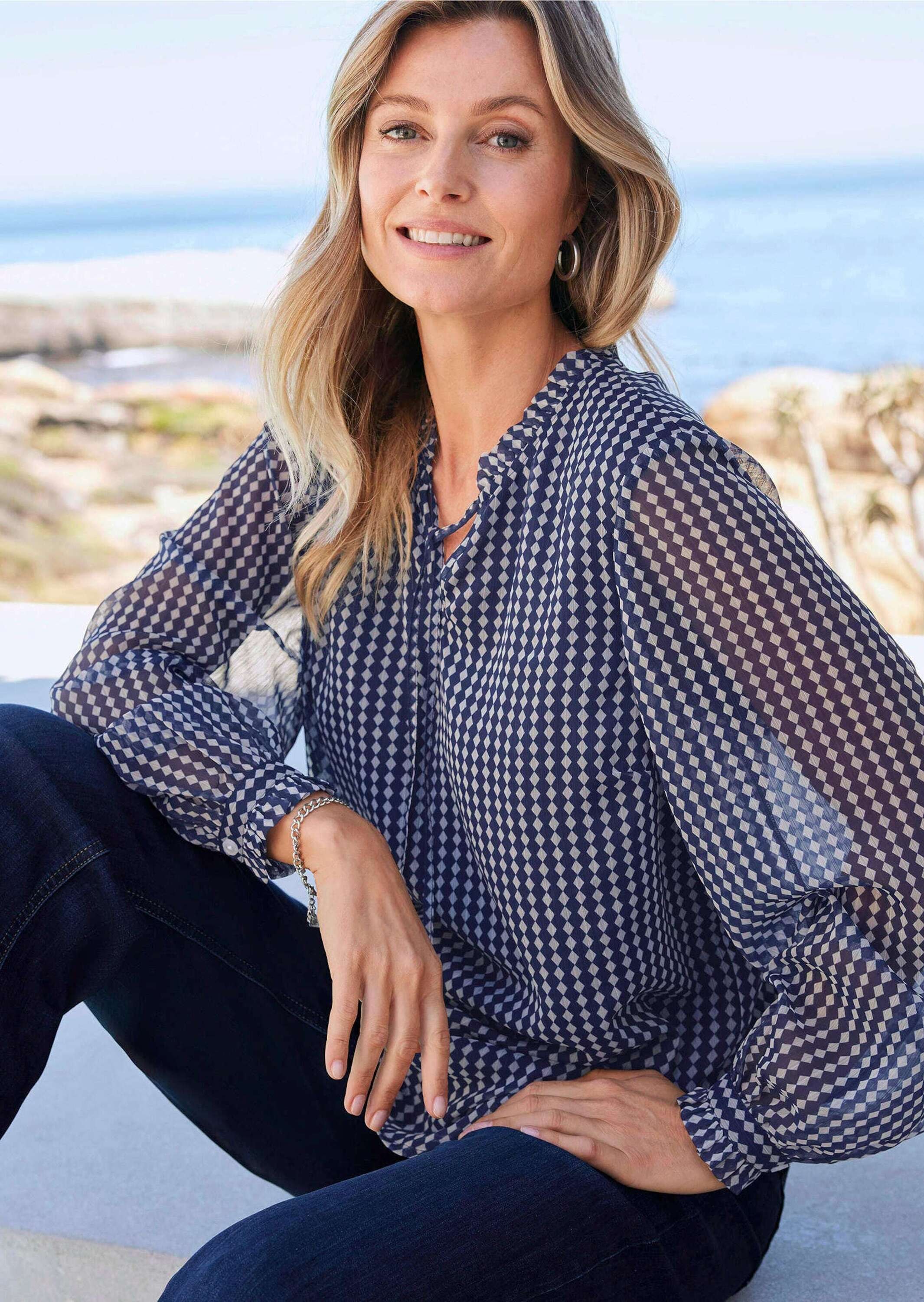 GOLDNER Chiffonbluse »Kurzgröße Bluse« Mit femininen Rüschendetails