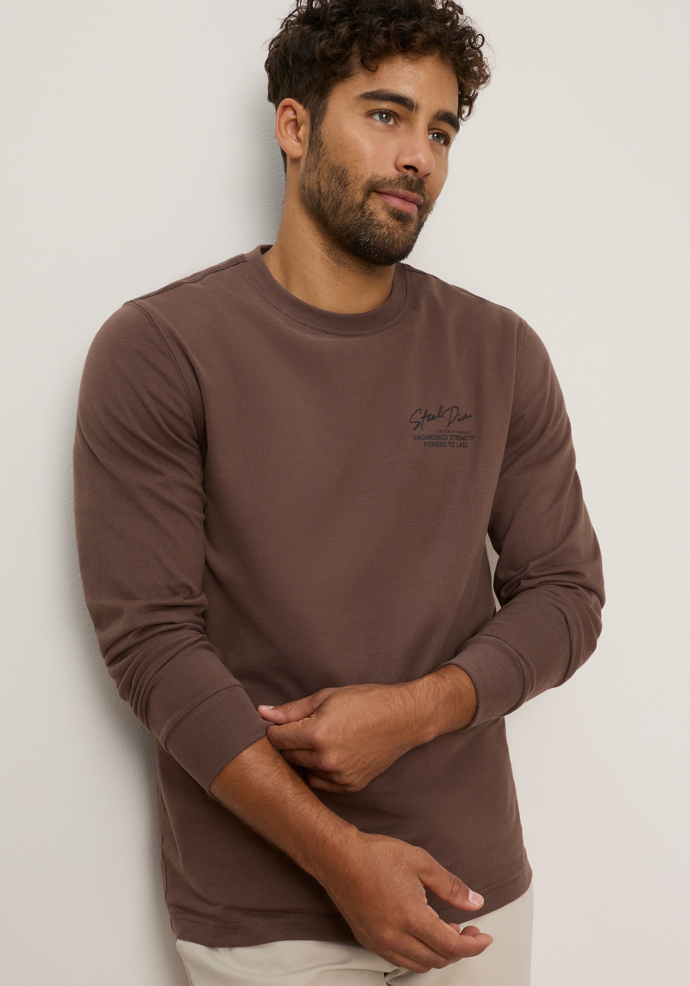 Man's World Rundhalsshirt schmale Passform, mit Langarm, unifarben, mit Print und Stickerei
