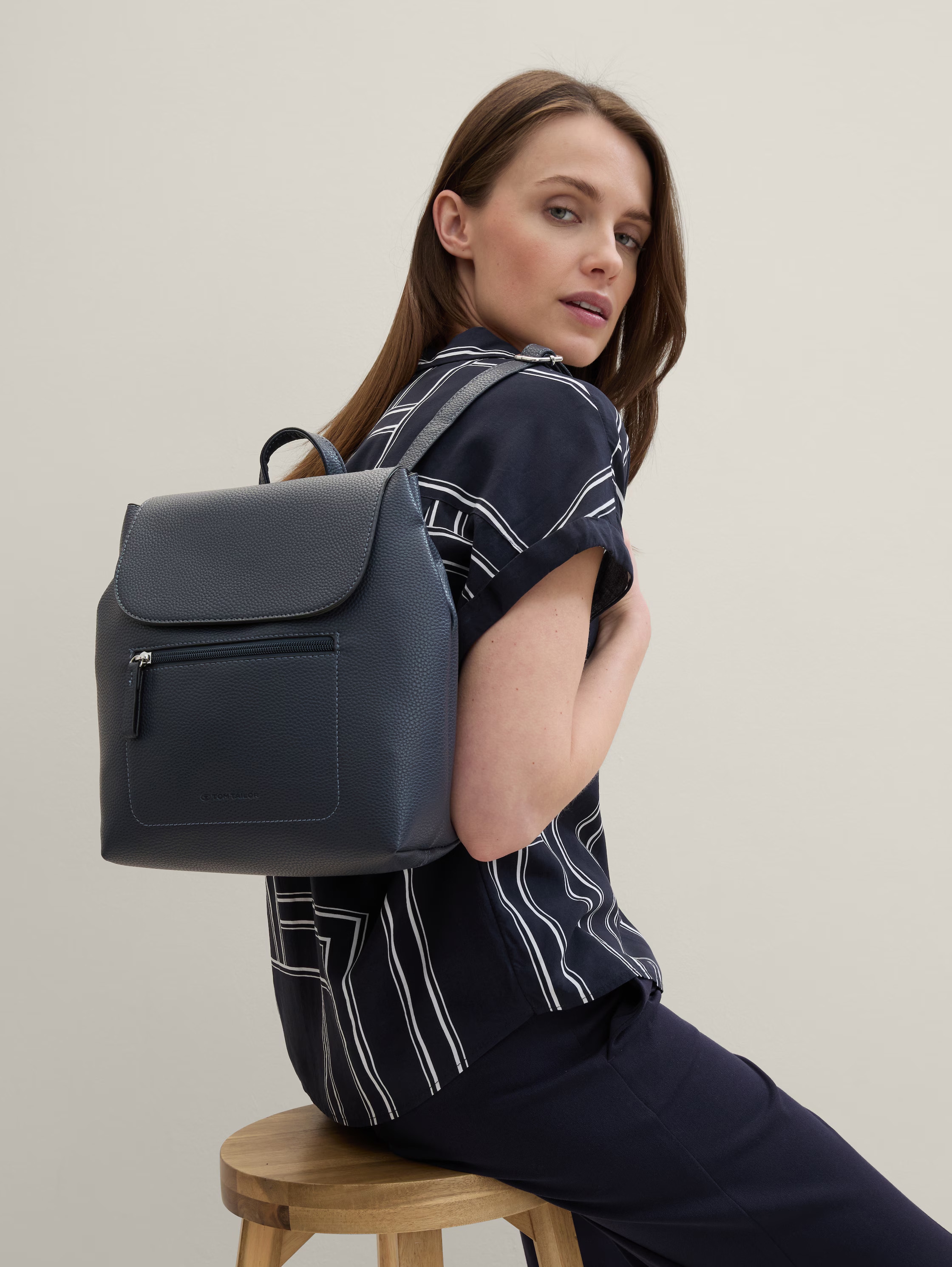 TOM TAILOR Rucksack »Elis« aus weich gekörntem Lederimitat auffällige Ziernaht und feinem Logo