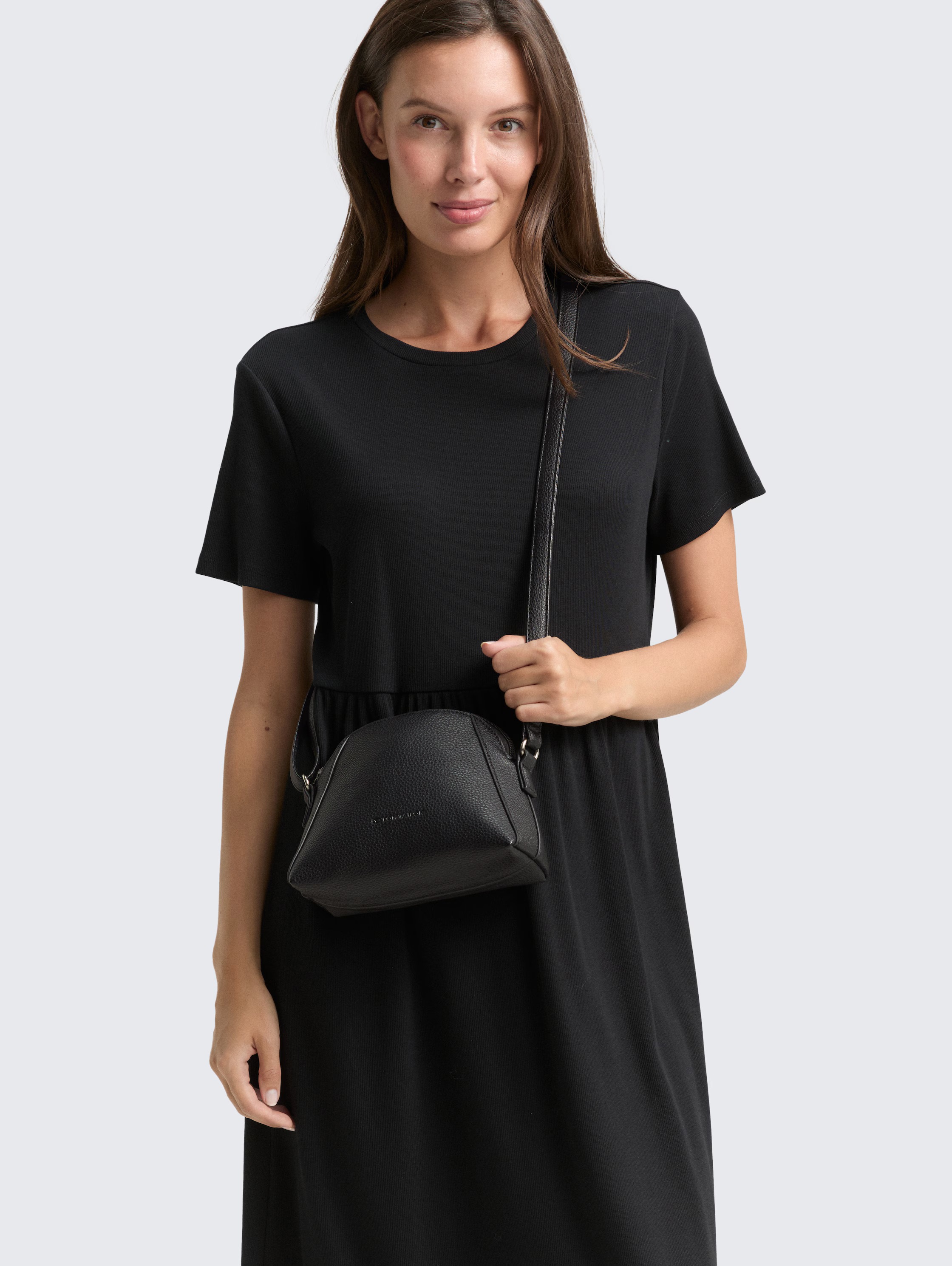 TOM TAILOR Umhängetasche »Dahlia«, weiches Lederimitat in moderem Look mit Kontrastkanten und feinem Logo