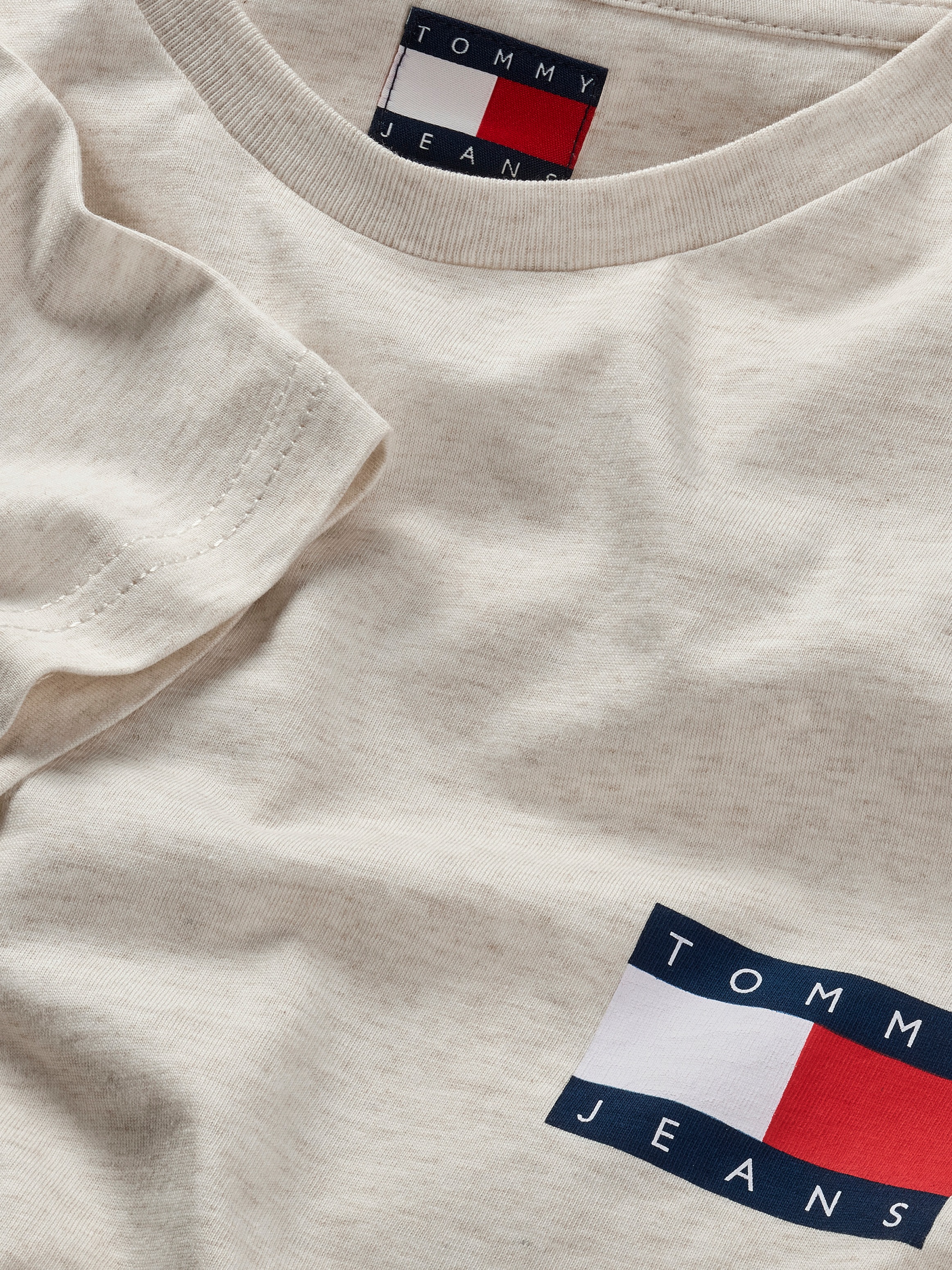 Tommy Jeans T-Shirt »TJM SLIM ESSENTIAL FLAG TEE EXT«, Mit Rundhalsausschnitt