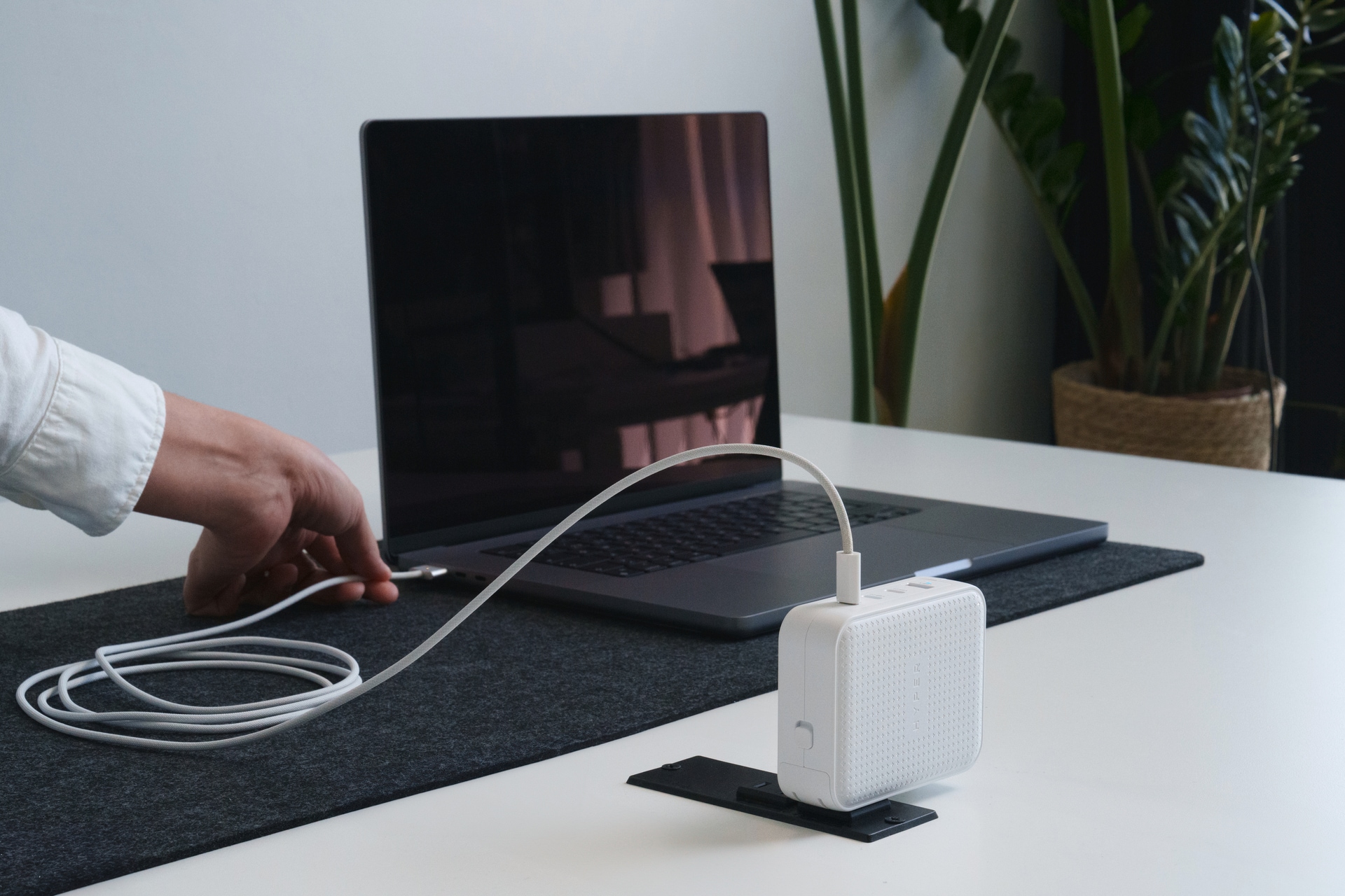 Targus Schnelllade-Gerät »HyperJuice 100W GaN Travel Charger 3x USB-C + 1x USB-A«