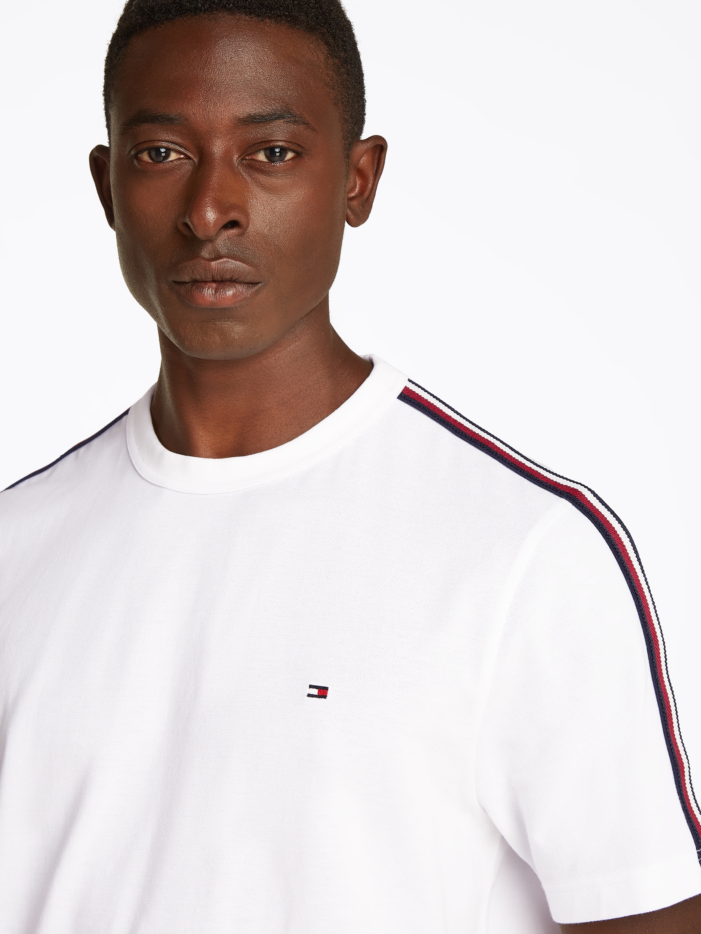 Tommy Hilfiger Kurzarmshirt »GLOBAL STRIPE TAPE TEE«, Mit Rundhalsausschnitt