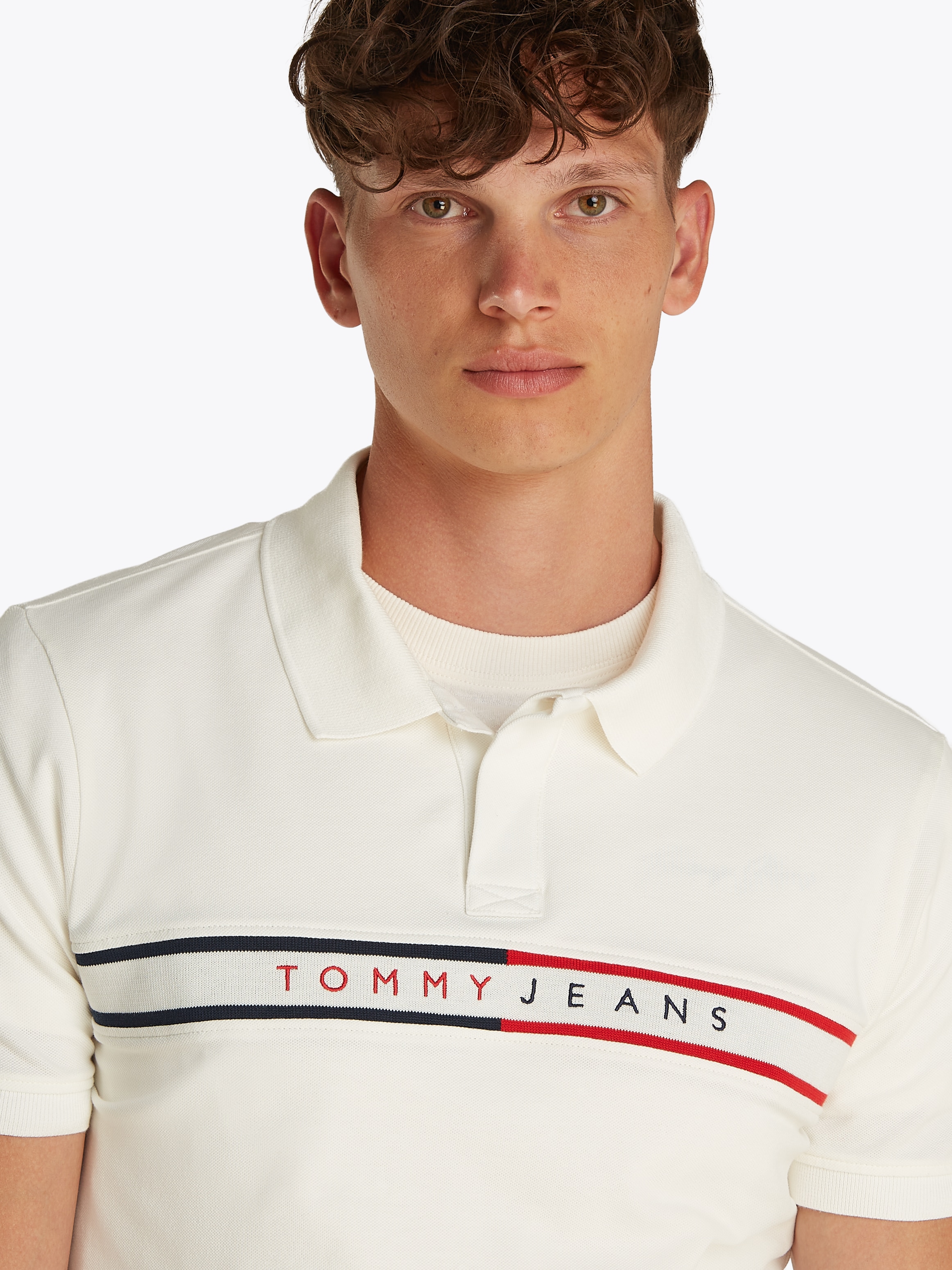 Tommy Jeans Poloshirt »TJM SLIM CHEST FLAG POLO«, Mit Rundhalsausschnitt