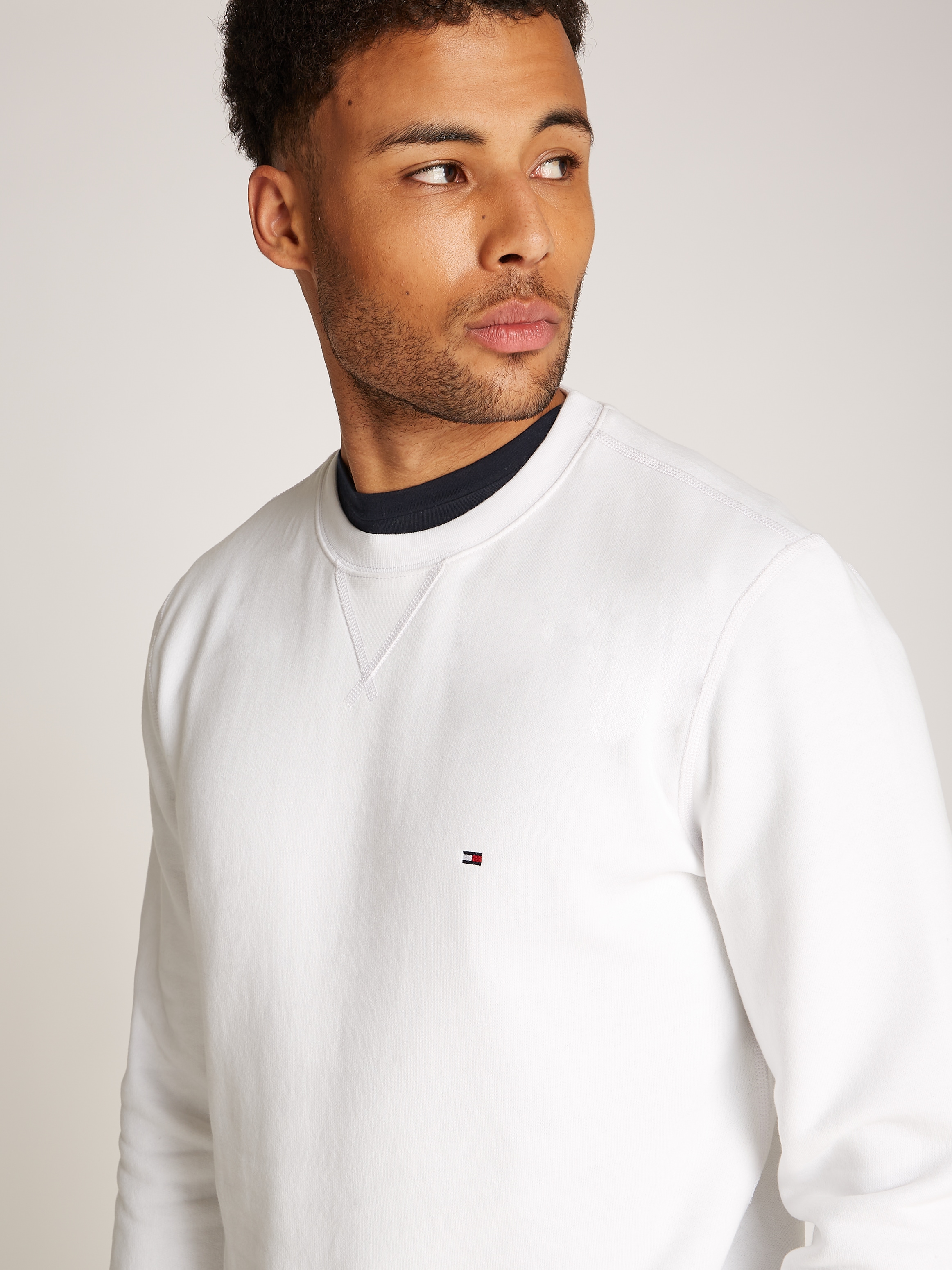 Tommy Hilfiger Sweatshirt »ESSENTIAL FLEECE CREWNECK«, mit Tommy Hilfiger Logostickerei