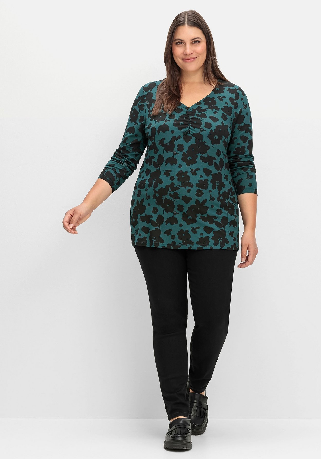 Sheego Langarmshirt »Langarmshirt mit Blumendruck und V-Ausschnitt«, mit Blumendruck und V-Ausschnitt