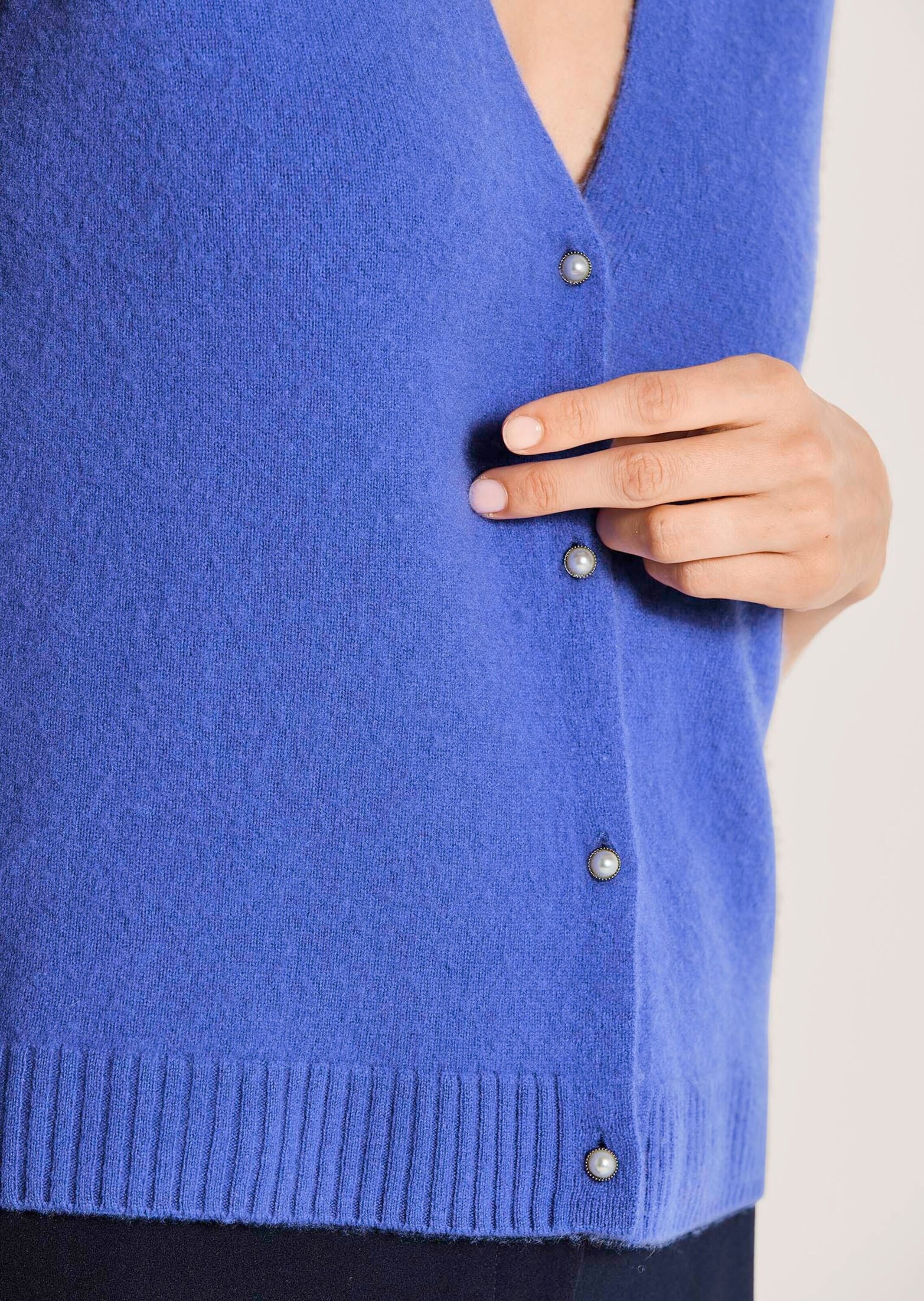 MADELEINE Strickjacke »Strickweste Schurwoll-Kaschmir-Weste mit V-Ausschnitt« Strickweste