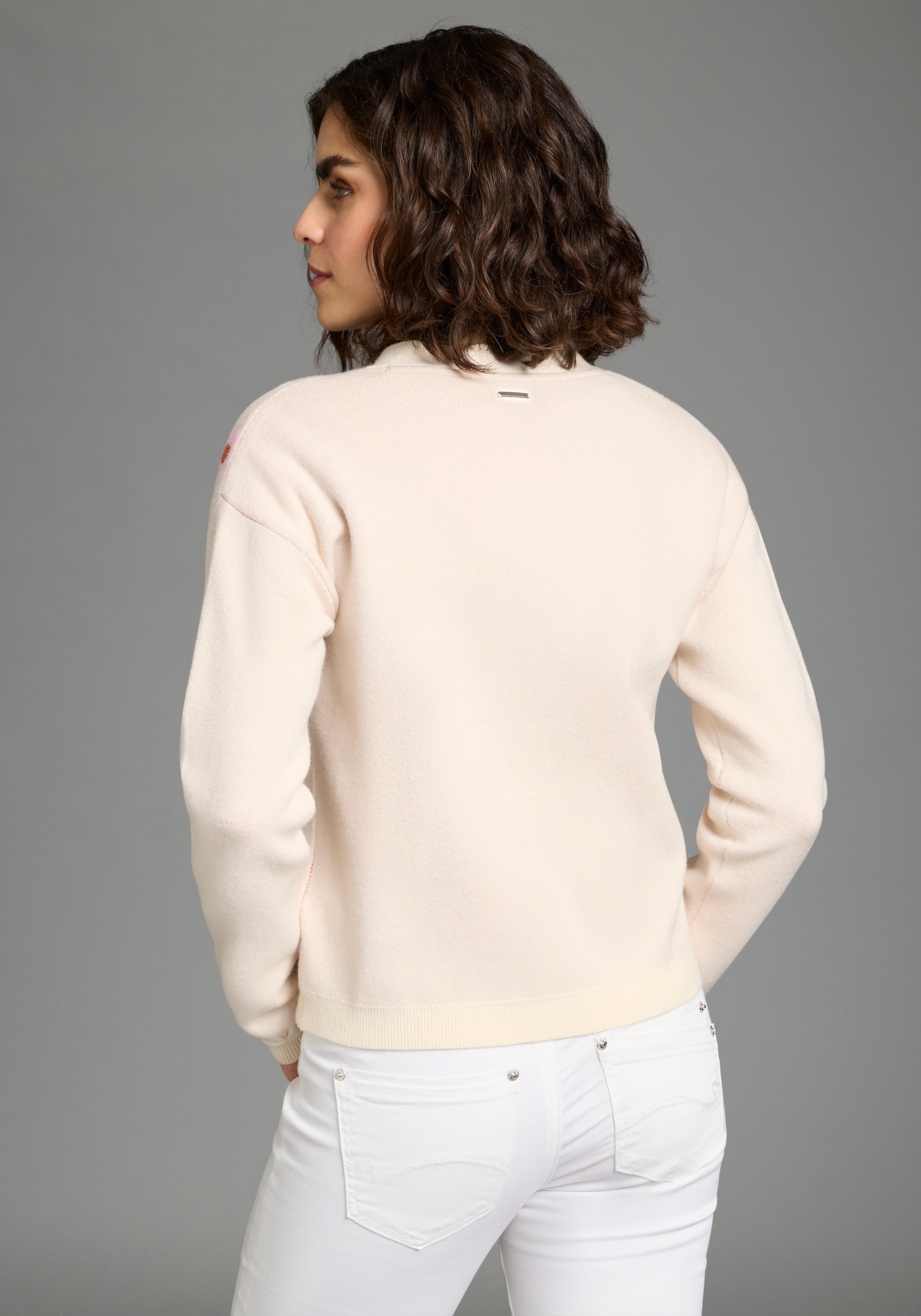 KangaROOS Strickjacke Strickjacke aus Feinstrick, bequeme Passform, Blumenmuster